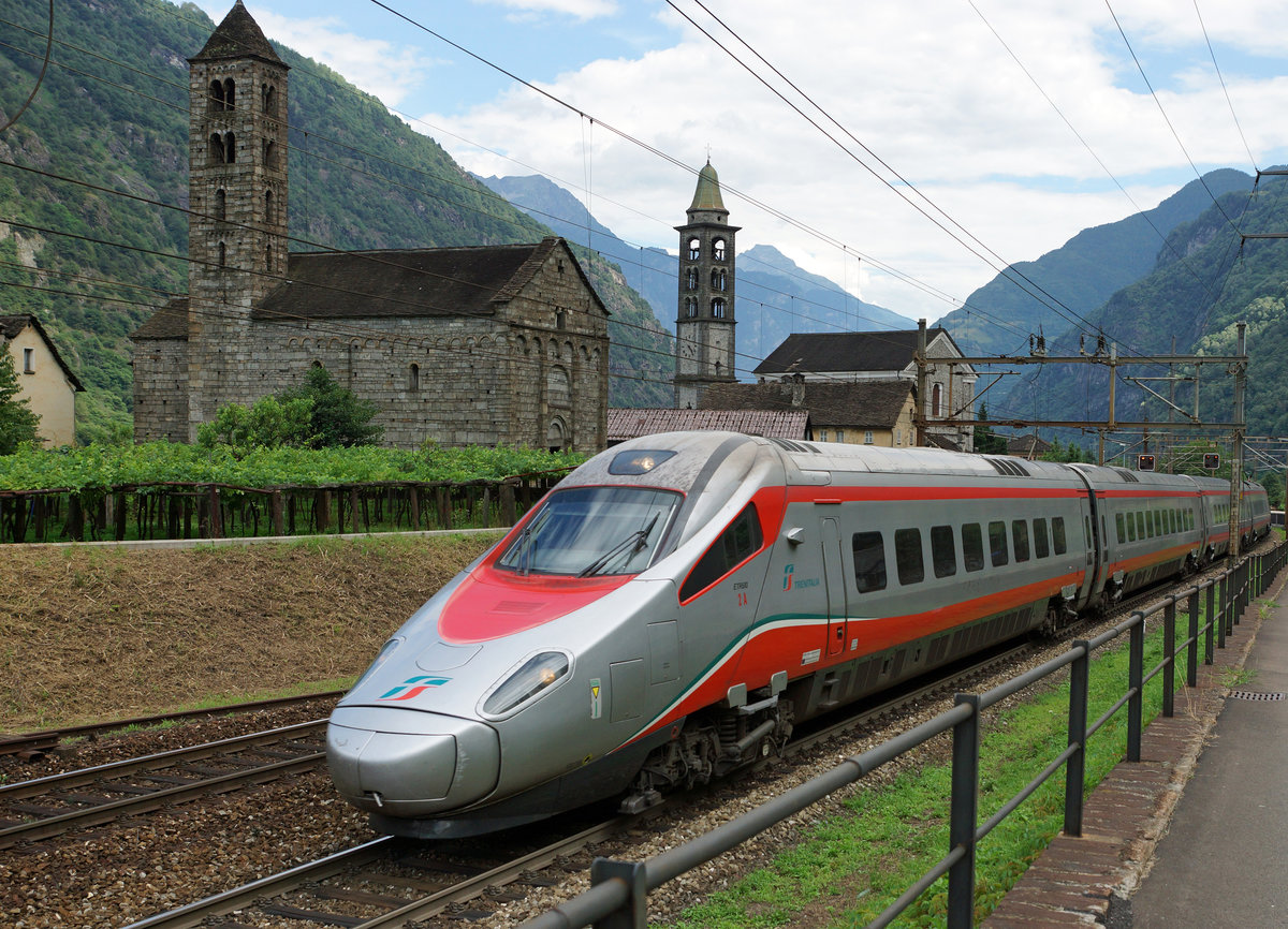 SBB/FS: FS ETR 610 als EC Milano Centrale-Zürich HB am 28. Juli 2016 beim Passieren der beiden Kirchen Kirchen San Nicola und San Michele, die in Giornico im 12. Jahrhundert erbaut wurden.
Foto: Walter Ruetsch