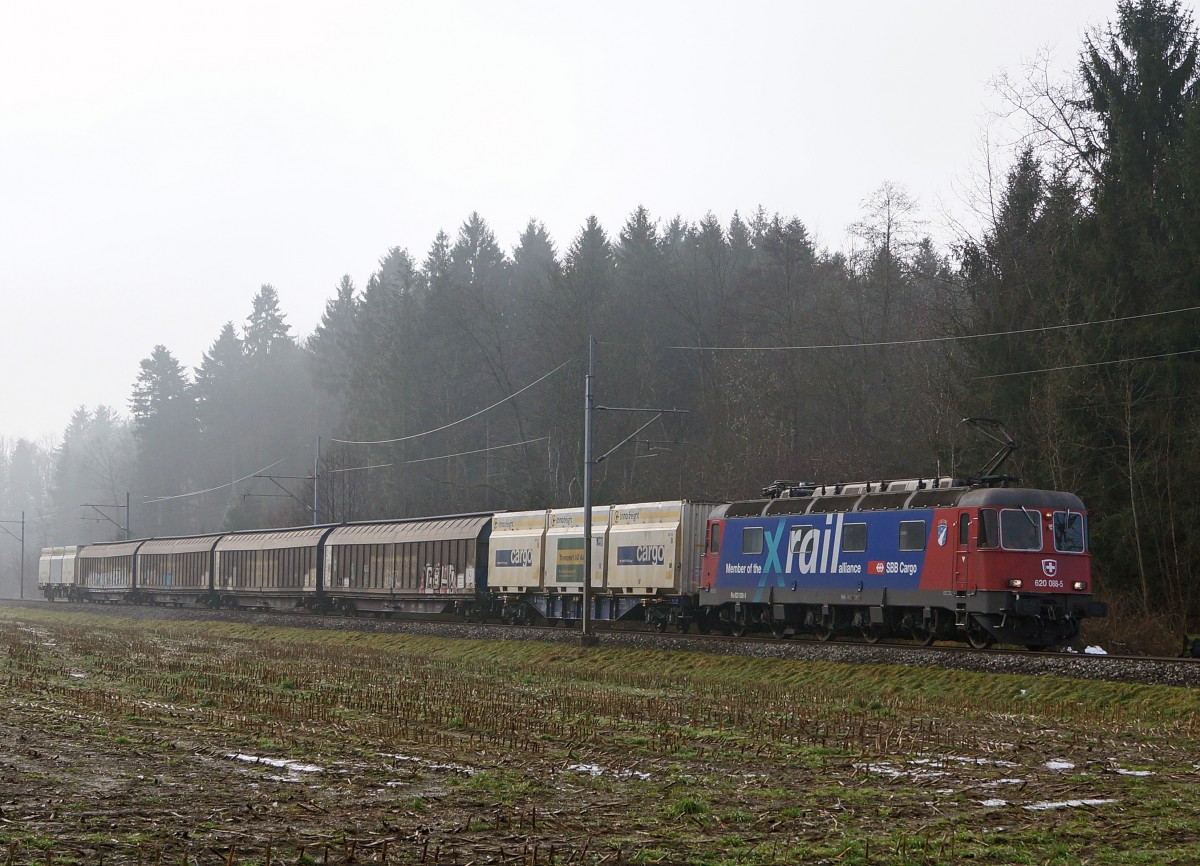 SBB:Güterzug mit der Re 6/6 620 088-5 x rail  ARTH GOLDAU  bei Utzenstorf am 7. Januar 2015. 
Foto: Walter Ruetsch