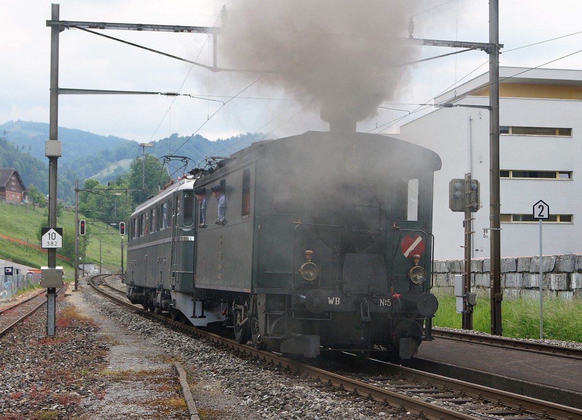 SBB/HWB: Am 23. Mai 2015 wurde die Ec 3/3 5, ehemals HWB mit der Ae 6/6 11402  URI  von Erstfeld nach Huttwil überführt. Da diese einzigartige Dampflokomotive im Jahre 1936 von der damaligen Huttwil-Wolhusen-Bahn (später VHB) in Betrieb genommen wurde, steht sie nun wieder in iher ursprünglichen Heimat für Sonderfahrt bereit. Unterhalten wird sie in Zukunft vom VEREIN HISTORISCHE EISENBAHN EMMENTAL mit Sitz in Huttwil. Die Aufnahme ist in Littau entstanden.
Foto: Walter Ruetsch