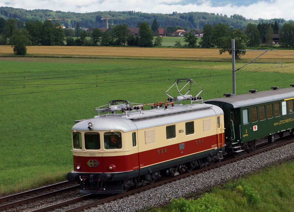 SBB/TEE CLASSIC: Portraitaufnahme der gepflegten TEE CLASSIC TEE Re 4/4 1 10034 ehemals SBB. Das Portrait entstand aus einer Streckenaufnahme vom 18. Juni 2016.
Foto: Walter Ruetsch