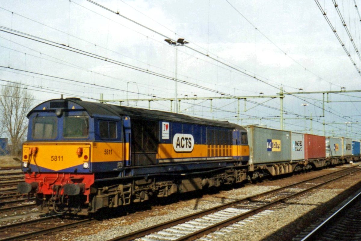 Scanbild von ACTS (sp�ter HUSA) 5811 in Nijmegen Centraal am 24 Februar 2003. Die aus England (BR Class 58) stammende 58er waren bei der ACTS voon 2004-2009 in Dienst.