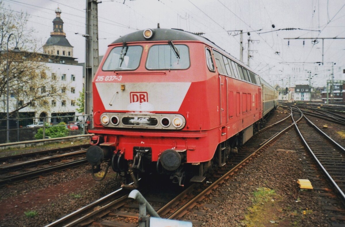 Scanbild: am 13 Februar 2000 treft 215 037 mit deren etwas kunterbunter RB aus Mönchengladbach in Köln Hbf ein und wird vom Bahnsteig mit etwa zoom fotografiert.