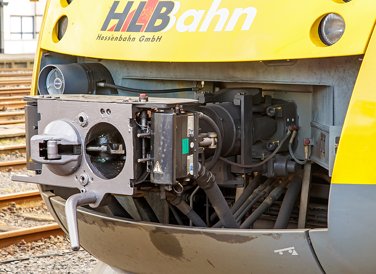 
Scharfenberg-Kupplung mit zwei seitlichen Elektrokontaktkupplungen am dem VT 202 (95 80 0640 102-9 D-HEB) einem LINT 27 der (Hessische Landesbahn). Hersteller der SchaKu ist Voith TurboScharfenberg, Satzgitter und die E-Kupplungen sind von era-contact in Bretten, die E-Kupplungen sind Baujahr 2003. Diese Aufnahme war nur so möglich, weil der Triebwagen in Siegen am 21.02.2015 adgestellt war und ich durch den Zaun fotografieren konnte.