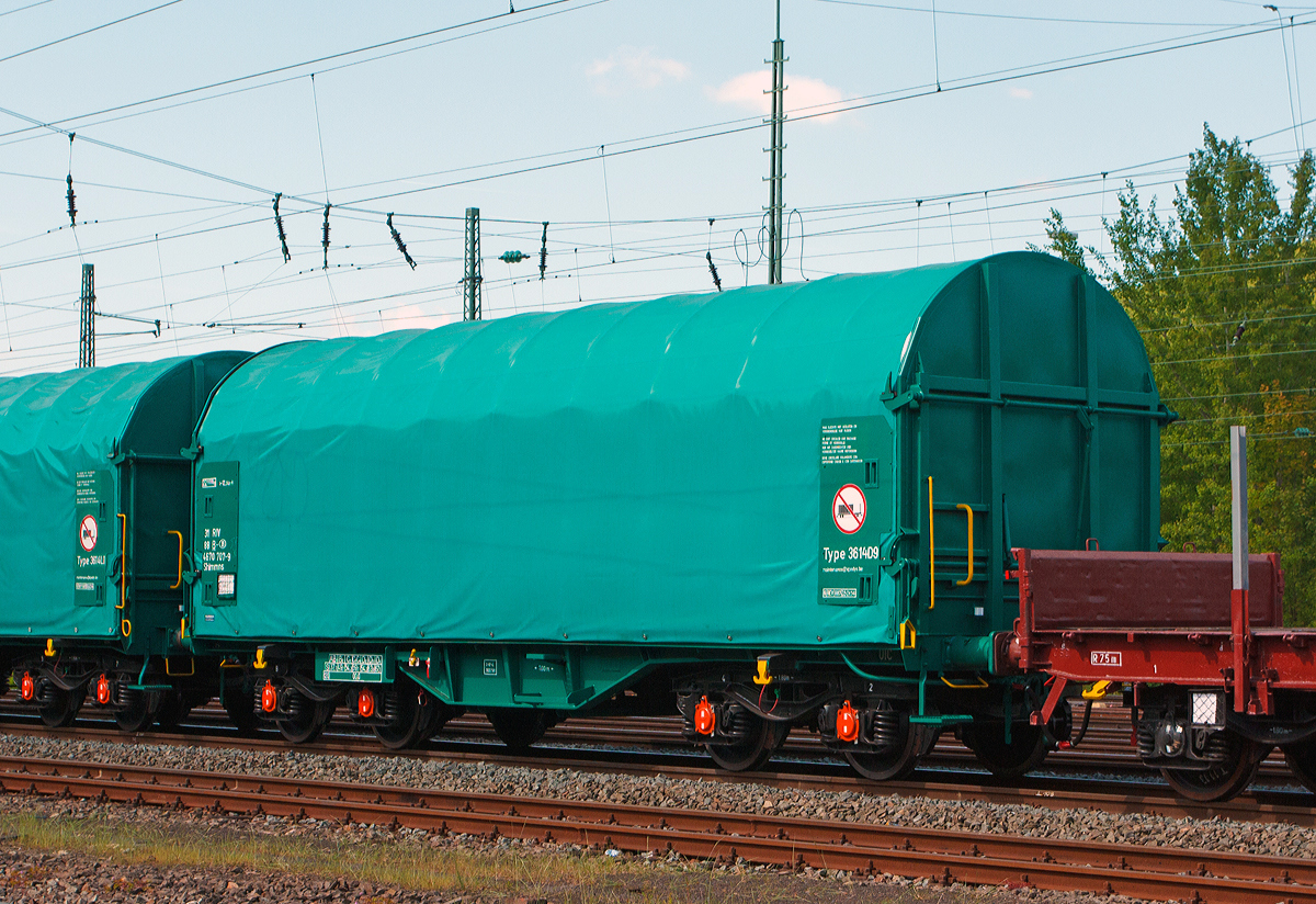 Schiebeplanenwagen bzw. Drehgestellflachwagen f�r Coiltransporte, 31 RIV 88 B-B 4670 707-9, Gattung Shimmns, Typ 3614 D9, der SNCB Logistics (B-Cargo) am 16.05.2014 in Betzdorf/Sieg.

Dieser Drehgestellflachwagen mit vier Rads�tzen, verschiebbarem Planenverdeck und Lademulden optimieren f�r die Bef�rderung n�sseempfindlicher Coils. Die Plane kann jeweils so weit zusammen geschoben werden, dass zum Be- und Entladen die Ladefl�che zu zwei Drittel freigelegt ist.

Technische Daten:
Achsanzahl: 4
L�nge �ber Puffer: 12.040 mm
Gesamtbreite: 3.140 mm
Drehzapfenabstand: 7.000 mm
Achsabstand im Drehgestell: 1.800 mm
Lademulden: 5
H�chstgeschwindigkeit: 120 km/h (leer) / 100 km/h (beladen)
Maximales Ladegewicht: 67,1 t
Eigengewicht: 22.600 kg
