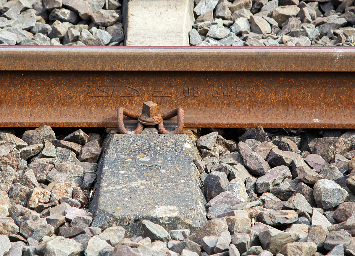 
Schienen-Walzzeichen, fotografiert am 23.05.2020 in Siegen-Eiserfeld an der Siegstrecke (KBS 460).

Anhand des Walzzeichens sieht man:
Den Hersteller: TSTD =Thyssen Schienen Technik GmbH, Duisburg (vormals ATH August Thyssen-Hütte), war bis 2013 das letzte verbliebene Schienenwalzwerk in Deutschland.

Die Werkstoffgüte: ein kurzer über einem langen Strich = Stahlgüte EN 13674-1 R260 (alte Güte = verschleißfeste Qualität 900A) Werkstof-Nr. 1.0623, Mindestzugfestigkeit 880N/mm², Brinell BHN Härtegrad min. 260 bis 399 (entspr. ca. 27 HRC). 
Es handelt sich um einen Kohlenstoff-Mangan-Stahl (C-Mn), 0,62 bis 0,80 % Kohlenstoff, 0,70 bis 1,20 % Mangan, 0,15 bis 0,58 % Silizium und bis zu 0,15 % Chrom.

Das Herstellungsjahr: 08 = 2008

Das Schienenprofil und das ungefähre Metergewicht: 54 E3 (Profil alt = S 54), Schienengewicht  54,54 kg/m, Höhe 154 mm, Fußbreite 125 mm, Schienenkopfbreite 67 mm, Stegstärke 16 mm, Wiederstandsmoment (Wx) 262 cm³