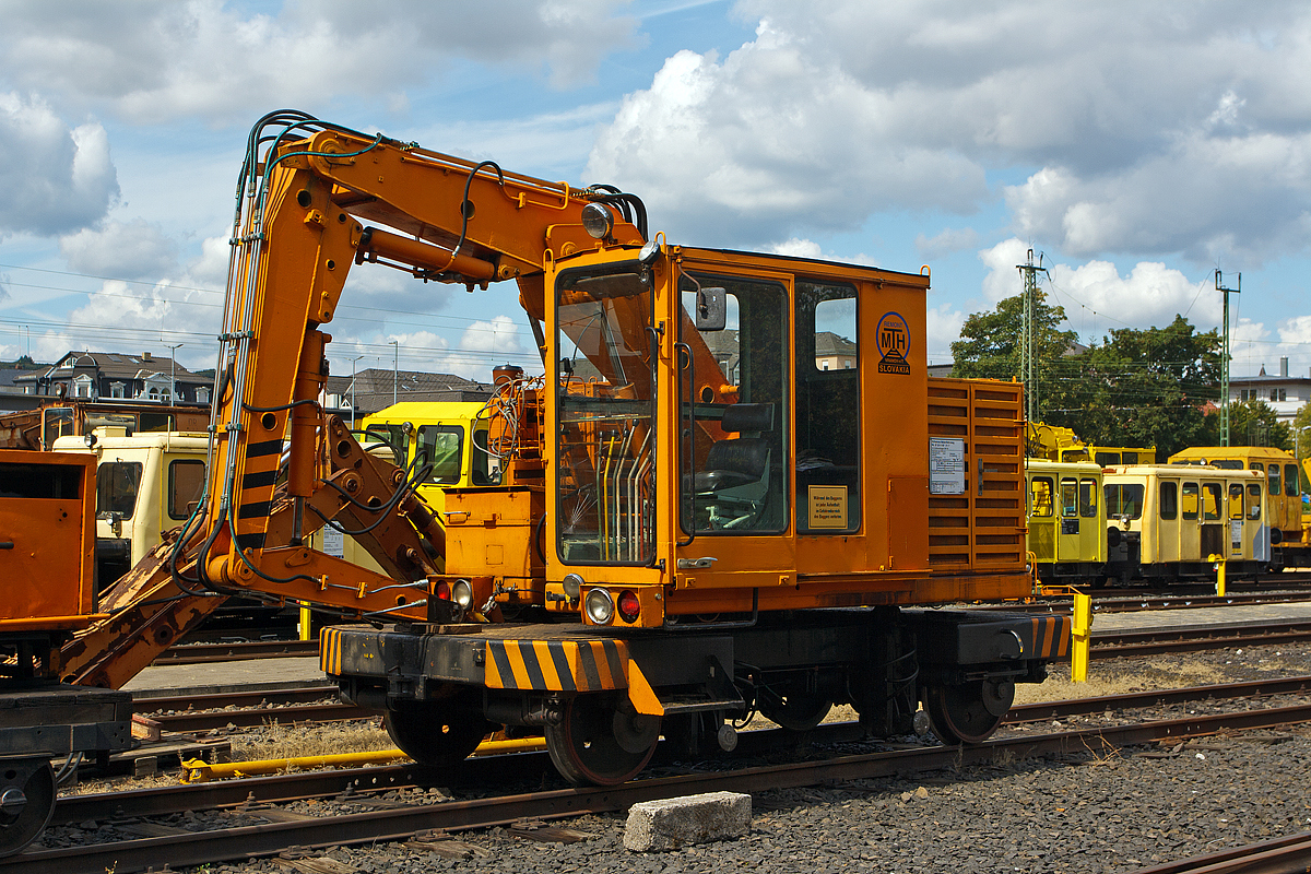 
Schienenbagger SVP 60 (auch Schwellenwechselmaschine SVP 60) der Eisenbahnfreunde Wetterau e.V., Schweres Nebenfahrzeug 97 20 11 107 21-7, auf dem Vereinsgel�nde in Bad Nauheim am 20.08.2014.

Der Schienenbagger wurde 1986 von MTH REMONT, s.r.o. Vranov nad Topľou (Slowakei) unter der Fabriknummer 61 gebaut und als SWM 21 an die DR (Deutsche Reichsbahn) geliefert.  
Hinweis: Aufnahme vom Gehweg �ber den Zaun hinweg.

Technische Daten:
Spurweite: 1.435 mm
Eigengewicht:  12,0 t
H�chstgeschwindigkeit (Hg):  60 km/h
Zur Mitfahrt zugel. Personen: 3 (einschl. Fahrer)
Fahrantrieb: Hydraulisch
 
Mit einen Anbauger�t k�nnen mit diesem Fahrzeug einzelne Schwellen gewechselt werden. Siehe: http://www.mth.sk/video/svp_2.mpg
