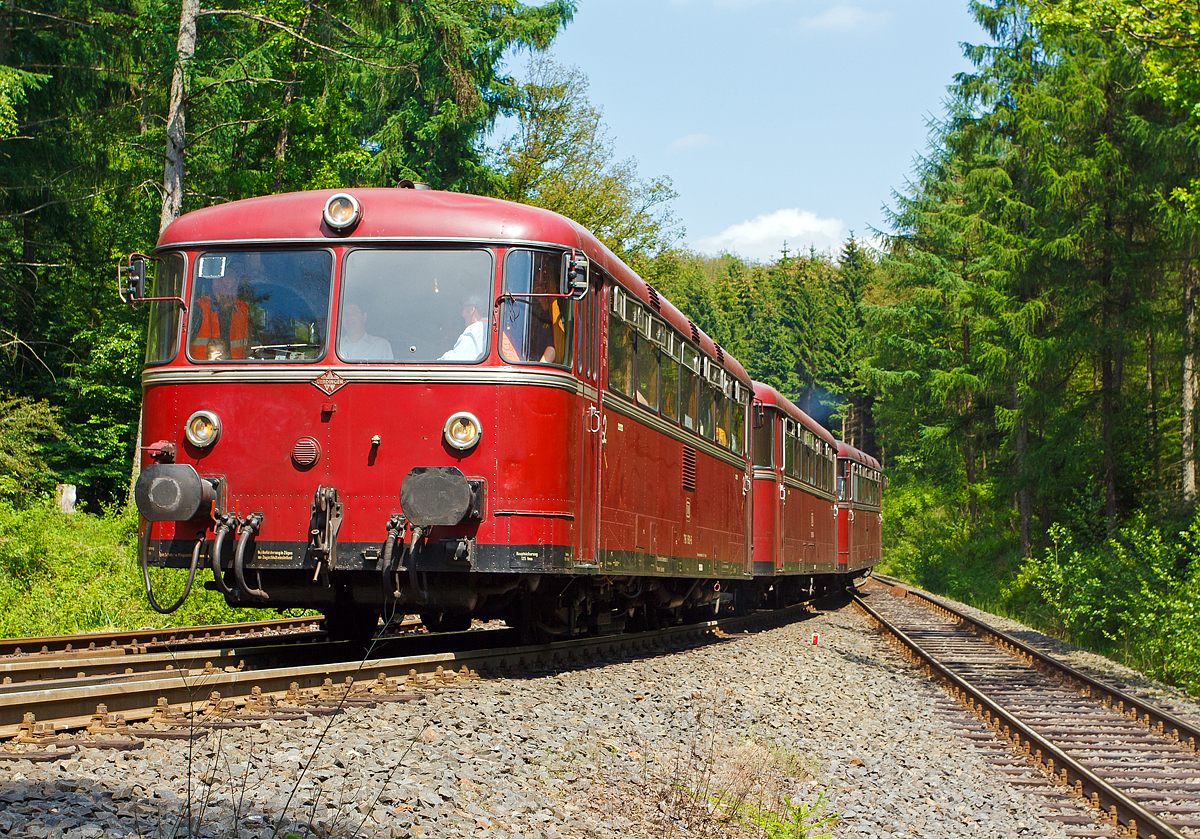
Schienenbusgarnitur der FSB - F�rderverein Schienenbus e.v. (Menden) auf Sonderfahrt, hier am 02.06.2012 in Neunkirchen-Salchendorf auf dem Gleis der Kreisbahn Siegen-Wittgenstein (KSW), ex Freien Grunder Eisenbahn, f�hrt von der Spitzkehre hinauf zur ehem. Grube Pfannenberger Einigkeit, wo heute ein Industriebetrieb ist.

Die Garnitur bestand aus Motorwagen 796 690-6, Beiwagen 996 309-1 und dem Motorwagen 796 802-7.
