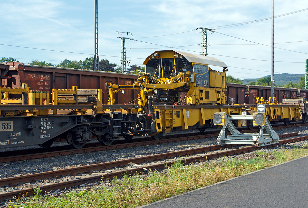
Schienenladewagen SLW 7, Schweres Nebenfahrzeug Nr. 97 30 08 907 57-6, der Vossloh Mobile Rail Services GmbH abgestellt mit Lanschienentransport am 02.09.2012 beim ICE-Bahnhof Montabaur. 

Der Schienenladewagen wurde 2007 von Maschinen- und Anlagenservice MAS GmbH in Guben unter der Fabriknummer 01/07 gebaut, wobei der Schienenmanipulator von Robel stammt und �berarbeitet wurde. 
Das Eigengewicht betr�gt 47 t, die H�chstgeschwindigkeit 120 km/h und der kleinste befahrbare Gleisbogen 80 mm.

Der Schienenladewagen dient zum Be- und Entladen von bis 180 m langen Schienen,  auf/von den Schwellenk�pfen bzw. in/aus Gleismitte. Der Einsatz erfolgt in Kombination mit Langschienentransporteinheiten der Bauart Robel. Die Be- bzw. Entladeleistung betr�gt ca. 900 bis 1.400 m Gleis/Stunde.
