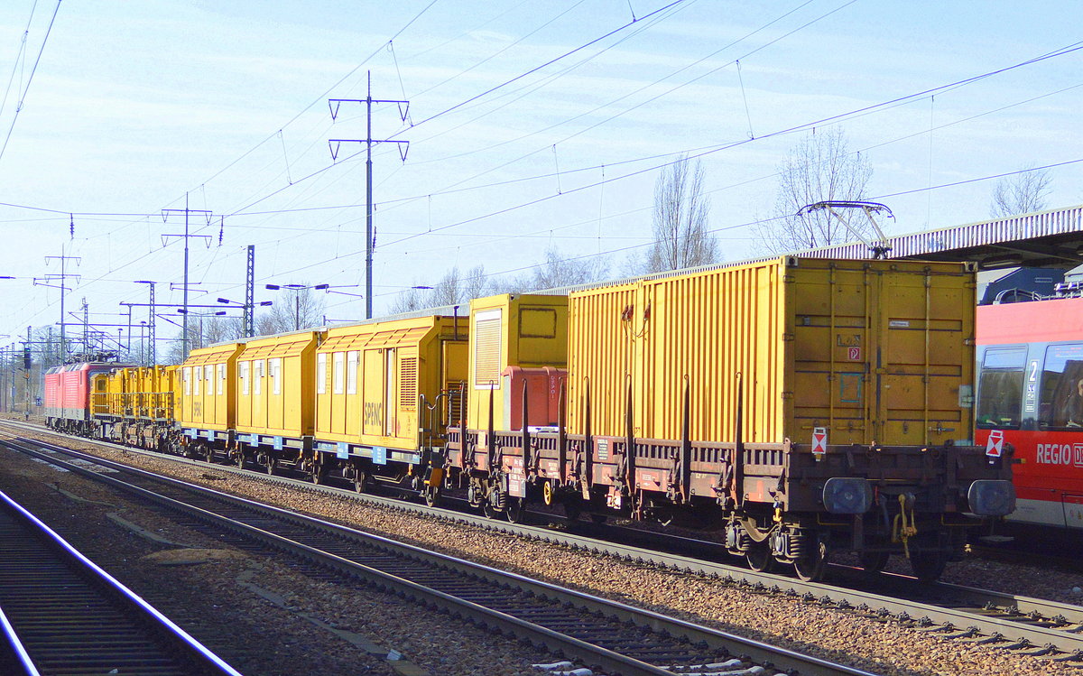 Schienenschleifzug SPENO RR 24 MC-7 ORAZIO mit dazugehörigen Beiwagen am 03.03.17 Durchfahrt Bf. Flughafen Berlin-Schönefeld.