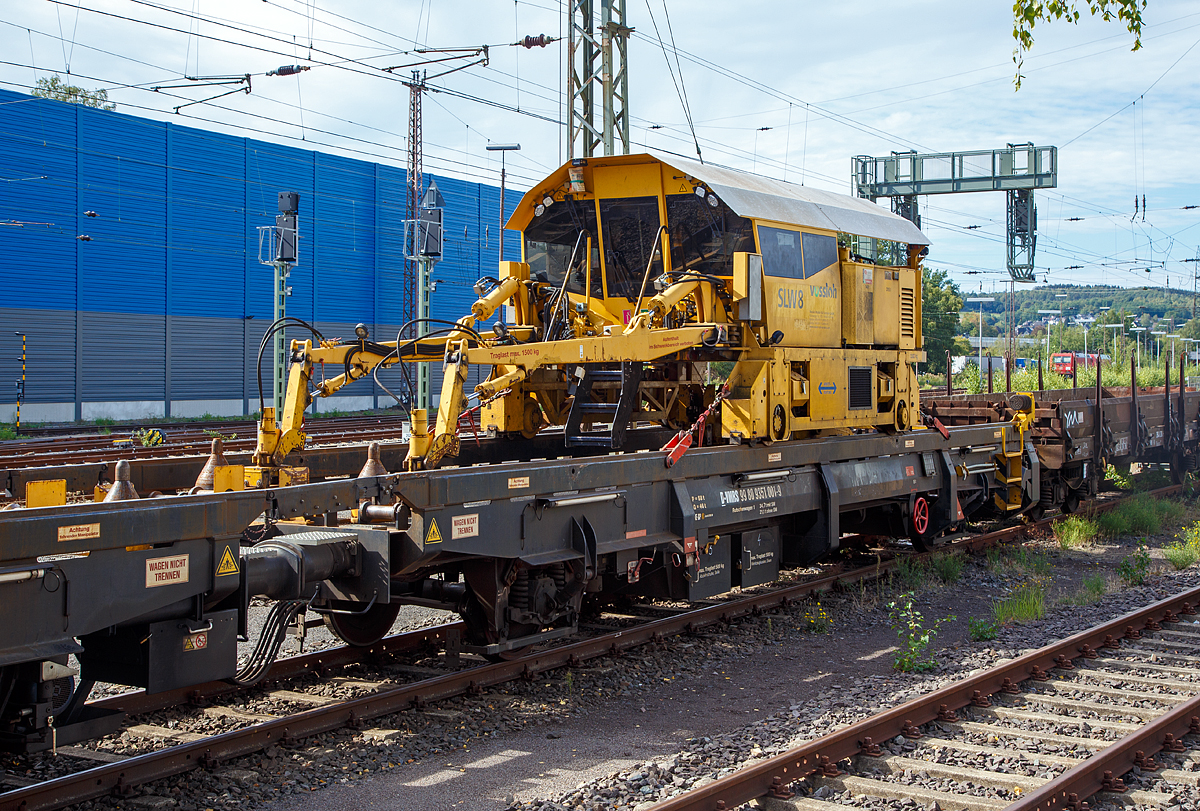 
Schienenzugladeeinrichtung SILAD  40.61(bzw. Schienenladewagen SLW 8), Schweres Nebenfahrzeug Nr. D-VMRS 99 80 9351 001-9 der Vossloh Mobile Rail Services GmbH, abgestellt am 09.09.2018 in Kreuztal. Der Robel  SILAD  40.61 gehörte zuvor der DB Bahnbau Gruppe (ex D-DB 99 80 9351 001-9). 

Der Schienenladezug 40.61 (Rutschenwagen 1 mit Schienenmanipulator / Rutschenwagen 2) wurden 2011 von Robel  gebaut, der Schienenmanipulator  unter der Fabriknummer 40.61-SM-0016


Wie man sieht ist der ROBEL Schienenmanipulator auch ein eigenständiges Schienenfahrzeug, mit einer Spurweite von 2.864 mm, welches auf den beiden Rutschenwagen und einer nachfolgenden Langschienentransporteinheit der Bauart Robel fährt.
	
Technische Daten des ROBEL Schienenmanipulator SILAD 40.61
Spurweite:  2.864 mm
Motor: 4-Zylinder-Dieselmotor
Antriebsart: Diesel hydrostatisch (d.h. der Dieselmotor triebt ein Hydraulikaggregat an, welches Hydraulikmotore (Hydromotore) antreibt.
Höchstgeschwindigkeit: 10 km/h
Max. Zugkraft  bei 10 km/h: 11.800N
Max. Zugkraft  bei 0-4 km/h: 3.300 N
Eigengewicht : 13.600 kg
Ladezeiten pro Schienenpaar (180 m lang):  Aufladen ca. 4 min / Abladen ca. 2 min  	
Schienengewicht: bis zu 70 kg/m
Hubkraft je Schienengreiferarm bei 3,7 m Ausladung: 15.000 N  (1.500 kg) 
Schwenkkraft je Schienengreiferarm: 1000 N 
Max. Schienenlänge: 250 m (übliche Längen 120 und 180 m)

Technische Daten der Rutschenwagen:
Spurweite: 1.435 mm
Länge über Puffer: 14.500 mm
Achsabstand: 9.000 mm
Höchstgeschwindigkeit: 100 km/h
Eigengewicht  Rutschenwagen 1:  21.100 kg (ohne SM) / 34,7 t mit SM
Eigengewicht  Rutschenwagen 2:  30.100 kg
