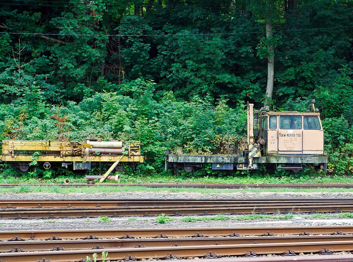 Schmalspur GKW - MUV 69/750, abgestellt am 26.08.2013 beim Bahnhof Cranzahl, er wartet wohl auf bessere Zeiten.

Bei diesem Fahrzeugtyp handelt es sich um ein tschechisches Produkt, der Hersteller MTH Praha lieferte 6 Einheiten MUV 69/750 nach Deutschland.  

Technische Daten: 
Spurweite: 750 mm
Eigengewicht:  8,0  t
Nutzlast:  8,0 t
H�chstgeschwindigkeit:  30 km/h 
Zur Mitfahrt zugelassen: 7 Personen
