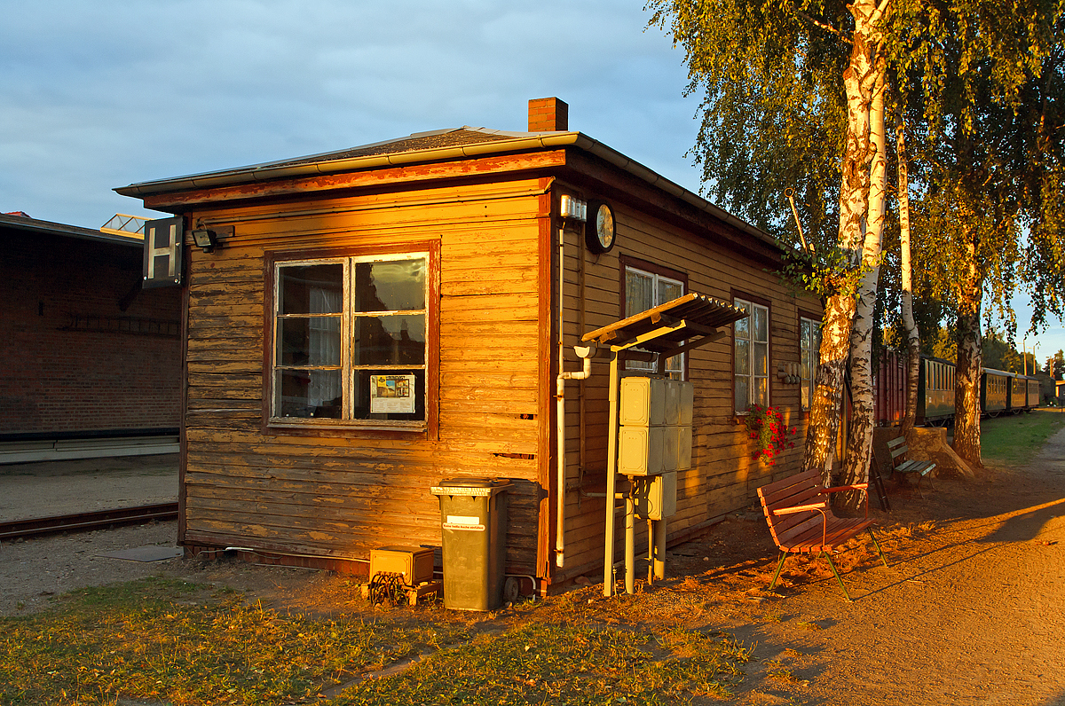 
Schmalspurbahn-Impressionen bei den letzten Sonnenstrahlen am 27.08.2013 beim Bahnhof M�geln der D�llnitzbahn GmbH (DBG) -  Wilder Robert  