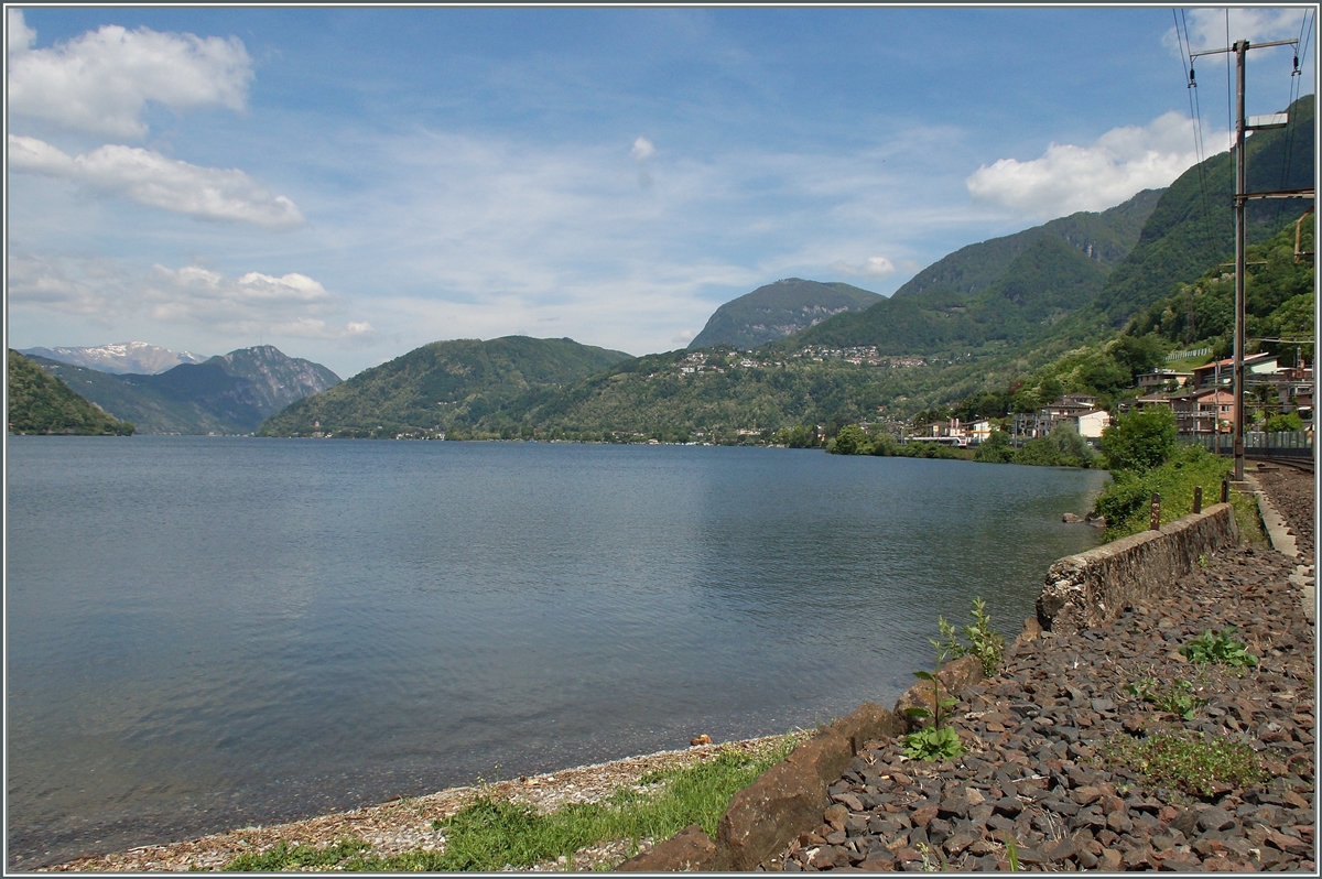 Schöne Aussichten: schöne Aussichten bietet die Bahnfahrt dem Lago di Lugano entlang zwischen Capolago Riva San Vitale nach Melide, letzteres ist ganz im Hintergrund links im Bild zu sehen. 
5. Mai 2014