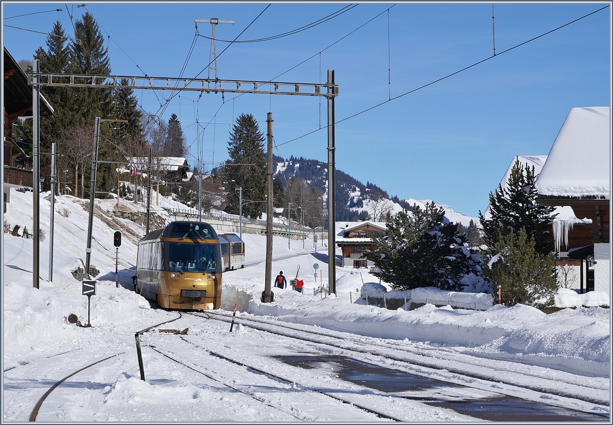 Schönried, und seine herrlich krummen Holzmaste - doch wie das Bild zeigt, können auch Stahlmaste ziemlich krumm stehen... 

Der IR 2119  GoldenPass MOB Panoramic  Zweisimmen - Montreux erreicht den Bahnhof Schönried. 

6. Feb. 2019