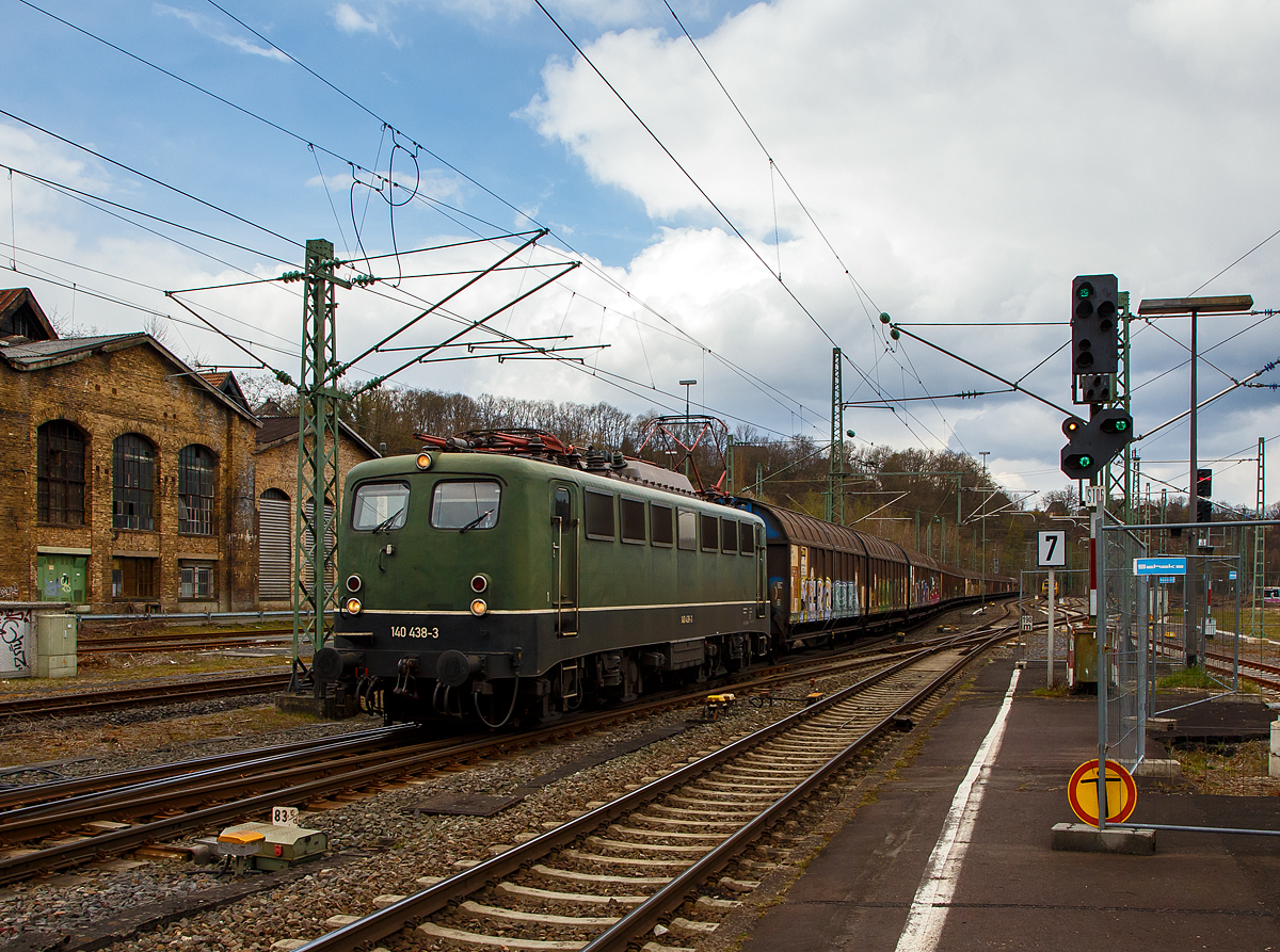 Schon 58 Jahre alt und immer noch schön....
Die 140 438-3 (91 80 6140 438-3 D-BYB) der BayernBahn GmbH, ex DB E 40 438, fährt am 15.04.2020, mit dem sogenannten  Henkelzug  (Langenfeld/Rhld. nach Gunzenhausen), durch Betzdorf (Sieg) in Richtung Siegen.

Die Lok wurde 1963 von Henschel & Sohn in Kassel unter der Fabriknummer 30669 gebaut, der elektrische Teil ist von BBC (Brown, Boveri & Cie.) aus Mannheim. Als E 40 438 wurde sie 1963 von der Deutsche Bundesbahn in Dienst gesetzt, mit der Einführung des EDV-Nummernsystems wurde sie zum 01.01.1968 zur DB 140 438-3, die Ausmusterung bei der DB Schenker erfolgte 2012 und sie wurde an die BayernBahn GmbH verkauft. Dort wurde wieder die Ursprungsfarbgebung (chromoxidgrün).

