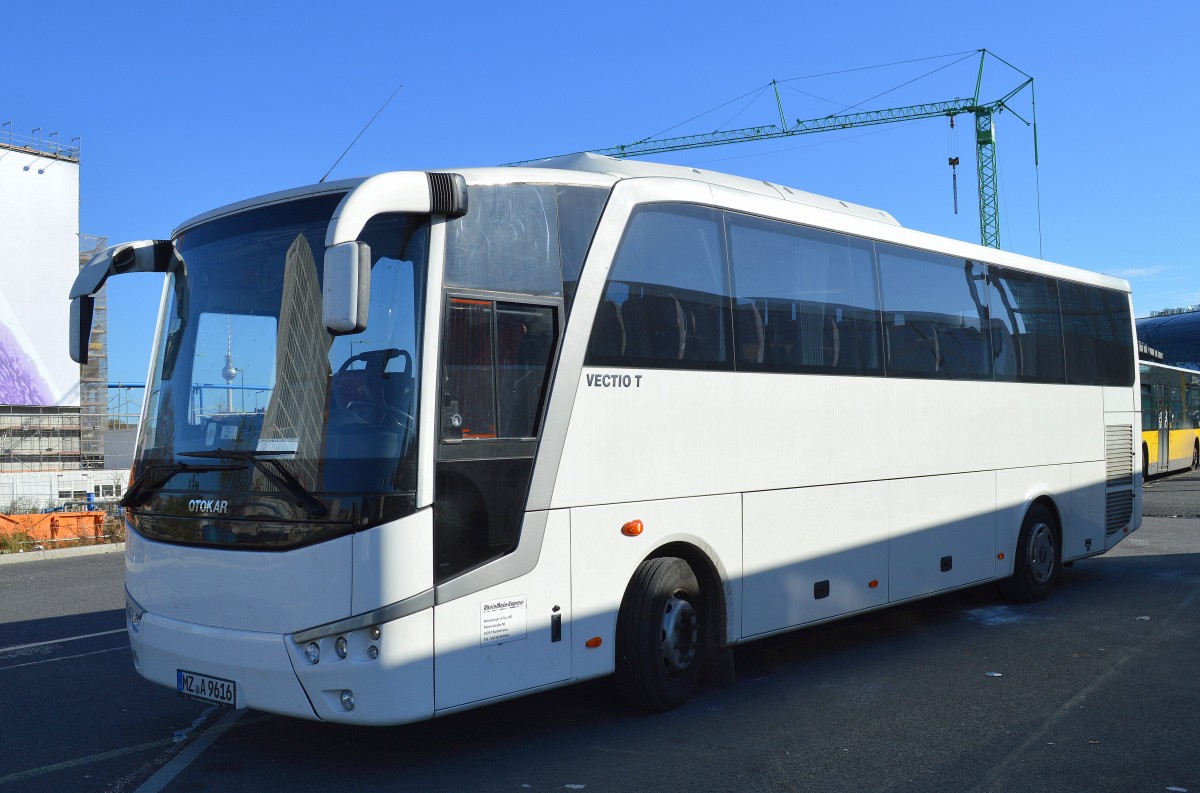 Schon seit vielen Jahren werden auch in der Türkei durch die Firma OTOKAR moderne Reisebusse produziert, hier der OTOKAR VECTIO T der Würzburger & CoKG (RheinMain-Express) am 19.10.14 gegenüber dem Berliner Hbf.