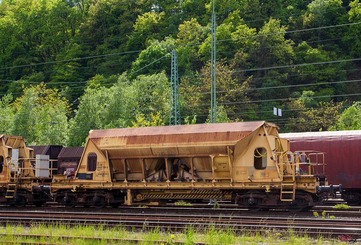 Schotter-Kieswagen 82 80 6648 194-0 D-DB der Gattung Facns 141, ehemalige Bezeichnung Planumskiessand -Schotterwagen 269, abgestellt am 17.05.2012 in Betzdorf (Sieg) mit weiteren Wagen.

1982 beschafft die DB zwei Prototypen eines neuen Dienstgüterwagens für Planumskiessand und Schotter der Bauart 269 mit Handbremse in braungelber Farbgebung. Nach Einsatzbewährung wurden 1987 weitere 210 gelb lackierte Schotter / Kieswagen 269 bei Talbot beschafft. 

Die Entladung erfolgt über zwei Schwingförderrinnen und ein ausschwenkbares Förderband wahlweise nach beiden Wagenseiten. Der Abwurfbereich liegt zwischen 2 m und 4,1 m zur Fahrzeuglängsachse. Die Entladzeit einschließlich Rüstzeit beträgt 8 Minuten. Die 40 m³ Ladegut können in dieser kurzen Zeit aus geringer Fallhöhe in die Baugruppe entleert werden und bei langsamer Geschwindigkeit durch schwenken des Förderbandes auch verteilt werden.

TECHNISCHE DATEN:
Länge über Puffer: 15.000 mm
Drehzapfenabstand: 9.960 mm
Achsabstand im Drehgestell: 1.800 mm
Drehgestell-Bauart: 652
Länge der Beladeöffnung: 9.200 mm
Breite der Beladeöffnung: 1.500 mm
Laderaum: 40 m³
Wagenhöhe: 4.000 mm
Höchstgeschwindigkeit: 100 km/h (beladen) / 120 km (leer)
Maximales Ladegewicht: 64,5 t (ab Streckenklasse D)
Eigengewicht: 25.550 kg
Kleinster befahrbarer Radius: 35 m