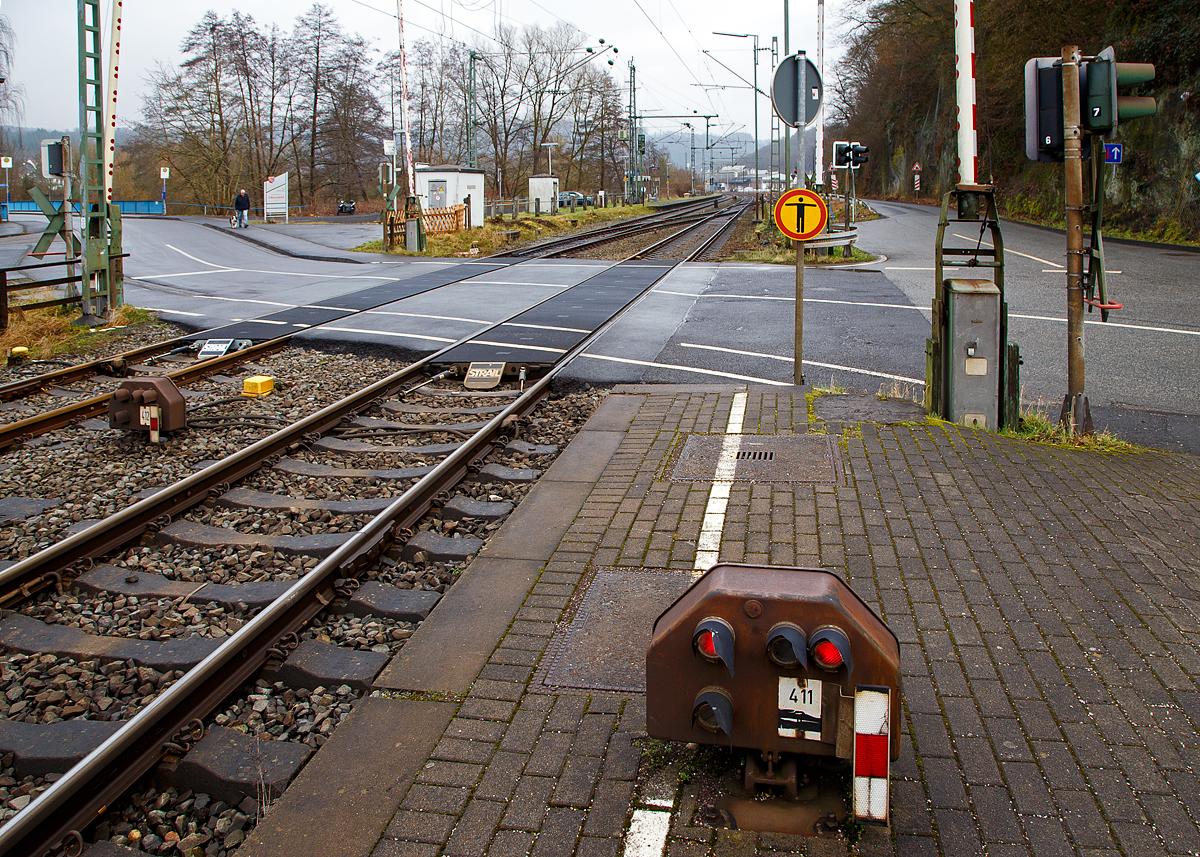 Schutzsignal - Signal Hp 0 „Halt“ an einem niedrigstehenden Lichtsperrsignal (Schotterzwerg), beim Bahnhof Scheuerfeld (Sieg), Gleis 411 (Fahrtrichtung Betzdorf), kurz vor dem Bahnübergang Bü Km 79,720, hier am 18.01.2022. Diese Zwergsignale werden auch gerne  Schotterzwerg  genannt.

Links an dem Schutzsignal von Gleis 412 sieht man auch sehr gut warum diese Zwergsignale auch  Schotterzwerg  genannt werden, es sitzt am Schotter auf.

