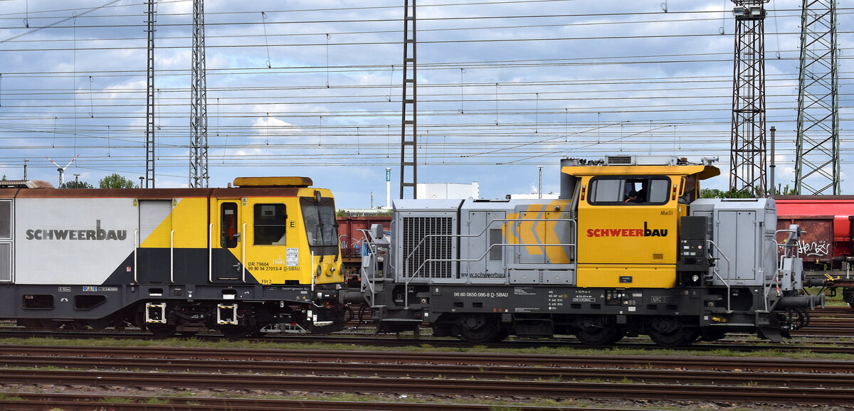 Schweerbau GmbH & Co. KG, Stadthagen [D] mit ihrer vossloh G 6 Diesellok, Name:  Melli 
[NVR-Nummer: 98 80 0650 086-8 D-SBAU] und firmeneigener Schienenschleifmaschine Höhe Rbf Rothensee (Magdeburg) am 08.05.25