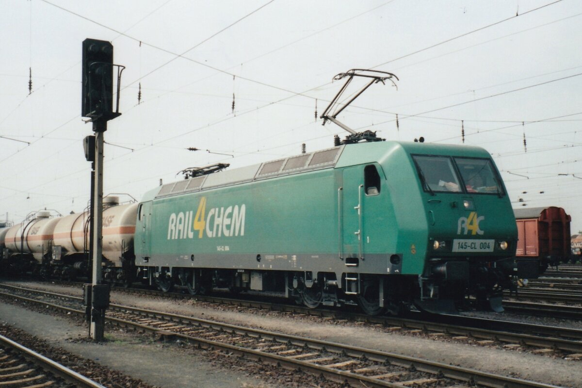 Schwefelsaurezug mit R4C 145-CL-004 steht am Abend von 6 September 2007 in Grosskorbetha.