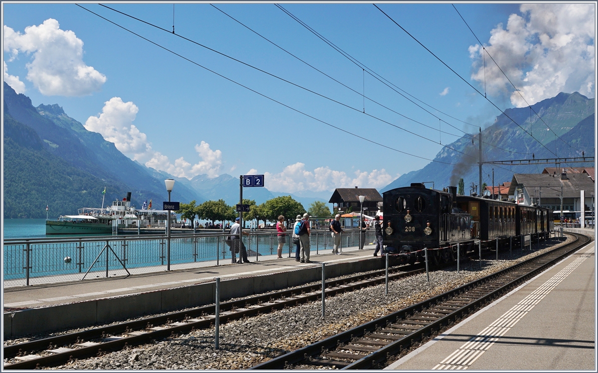 Schweizer Dampftage Brienz 2018 - Dampf, an Land und auf dem Wasser: Das BLS Dampfschiff  Blüemlisalp  und die SBB Brünig Talbahn Dampflok G 3/4 208 in Brienz. 
30. Juni 2018