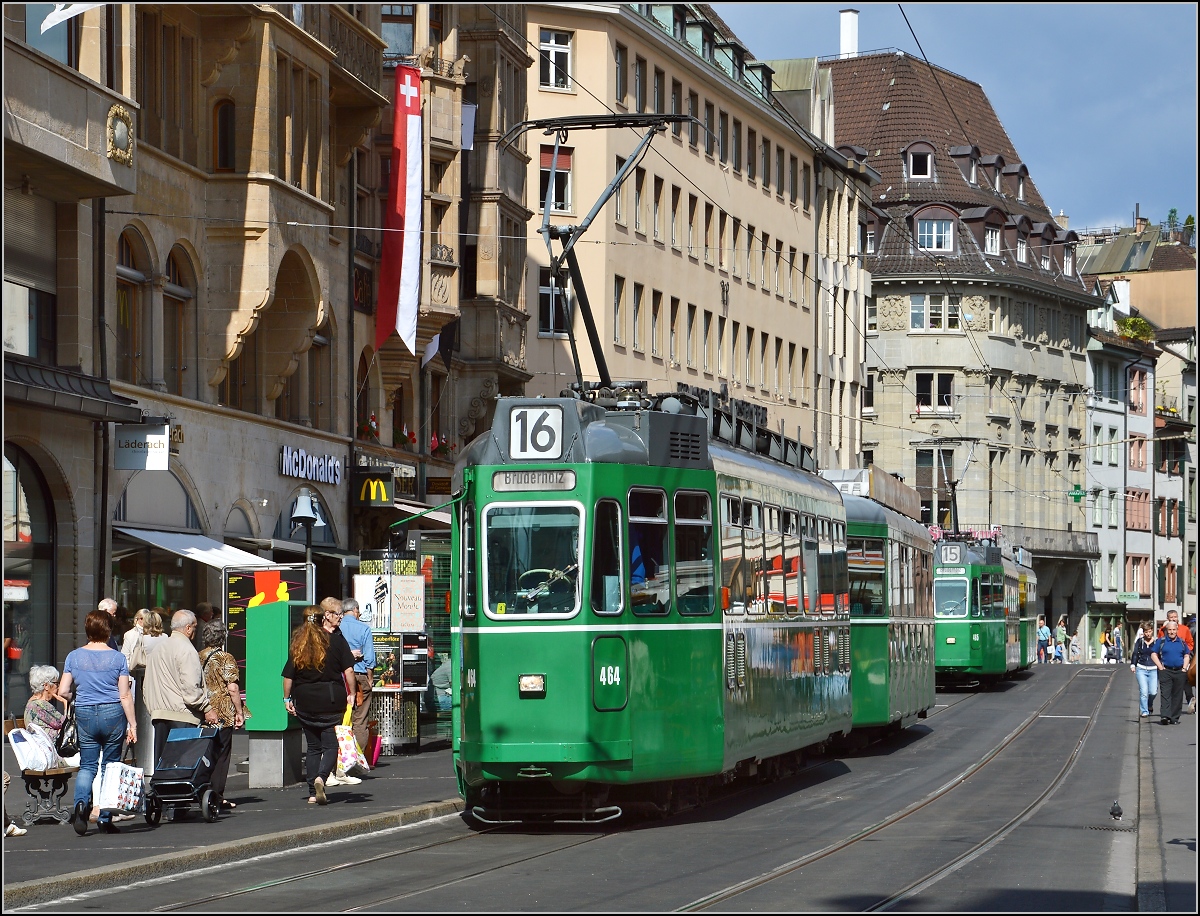 Schweizer Standardwagen Be 4/4 464 beim Basler Rathaus, dahinter folgt Be 4/4 465. September 2015.