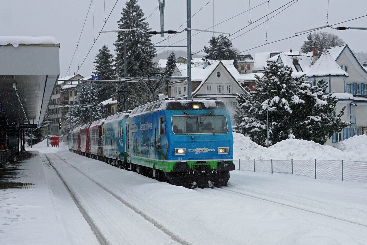 Schweizerische Südostbahn/SOB.
Re 456 Lokomotiven adieu!
Bei sehr starken Schneefällen und grosser Kälte verabschiedete sie die SOB mit verschiedenen Aufstellungen sowie einer Abschiedsfahrt Herisau-Degersheim von den Re 456 091 - Re 456 096. Diese sehr schönen und robusten Lokomotiven wurden in den Jahren 1987 bis 1988 in Betrieb genommen für die Führung vom Voralpen Express. Zwei Re 456 werden von der Oensingen-Balsthal-Bahn/OeBB übernommen wo sie im Güterverkehr eingesetzt werden. Zwei Re 456 ergänzen den Fuhrpark der Sihltal-Zürich-Uetliberg-Bahn/SZU. Unbekannt ist die Zukunft der restlichen Lokomotiven. Die sämtlichen bereits historischen Abschiedsaufnahmen sind am 27. Januar 2021 in Herisau entstanden.
Foto: Walter Ruetsch