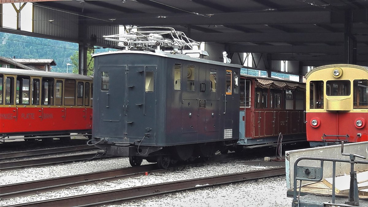 Schynige Platte Bahn (SPB/BOB).
Die Graue 11.
Die He 2/2 11 mit Baujahr 1914 wurde am 24. Mai 2018 in Wilderswil von der Strasse aus in der Remise in Wilderswil beobachtet. Erkennbar ist auch der historische Vorstellwagen mit der Nummer 6. 
Foto: Walter Ruetsch