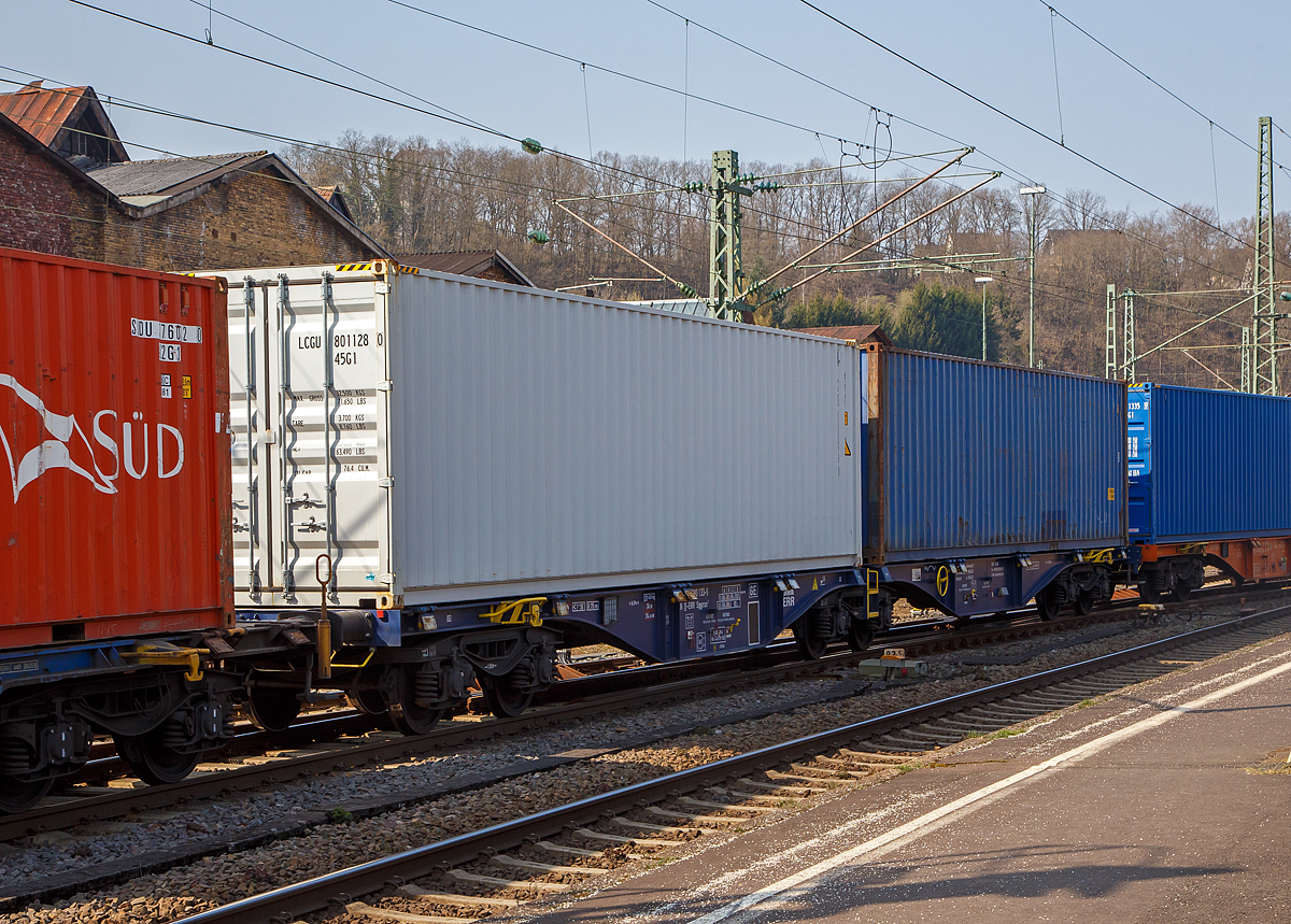 Sechsachsige Drehgestell-Gelenk-Containertragwagen-Einheit, 37 80 4980 133-5 D-ERR, der Gattung Sggrss 1 (80´), der ERR European Rail Rent GmbH (Duisburg), am 25.03.2022 im Zugverband bei der Zugdurchfahrt im Bf Betzdorf (Sieg).

Diese Gelenkwagen mit sechs Rads�tzen sind f�r den Transport von Gro�containern und Wechselbeh�ltern vorgesehen. Auf den Au�enl�ngstr�ger des Wagens befinden sich f�r jede vorgesehene Ladepositionen, 8 fest angeschwei�te und 24 klappbare Containerriegel (Aufsetzzapfen), zum Festlegen der Ladungseinheiten in verschiedenen Kombinationen. Zudem sind 2 klappbare Rangierergriffe (UIC 535-2) und ein mittlerer �bergang vorhanden.

TECHNISCHE DATEN:
Spurweite: 1.435 mm
L�nge �ber Puffer: 26.390 mm
Breit �ber Alles: 2.970 mm
Drehzapfenabstand: 2 x 10.395 mm
Achsabstand in den Drehgestellen: 1.800 mm
Drehgestelle: 3 x Y25
Laufraddurchmesser: 920 mm (neu)
Ladel�nge: 2 x 12.200 mm (2 x 40´-Container oder WB max. 12.192 mm)
Ladebreite: 2.600 mm
H�he der Ladeebene �ber S.O.: 1.160 mm
Eigengewicht: 27.400 kg
Max. Zuladung bei Lastgrenze S: 107,6 t (ab Streckenklasse D)
Max. Zuladung bei Lastgrenze SS: 92,6 t (ab Streckenklasse C)
Max. Geschwindigkeit: 100 km/h (Lastgrenze SS und leer 120 km/h)
Kleinster befahrbarer Gleisbogen: R 75 m (Einzelwagen) / R 150 m (Zugverband)
Bremse: 2 x KE-GP-A (K) (Max. 108 t)
Bremssohle: Jurid 816M 
Feststellbremse: Ja (100%)
Intern. Verwendungsf�higkeit: TEN-GE / G1