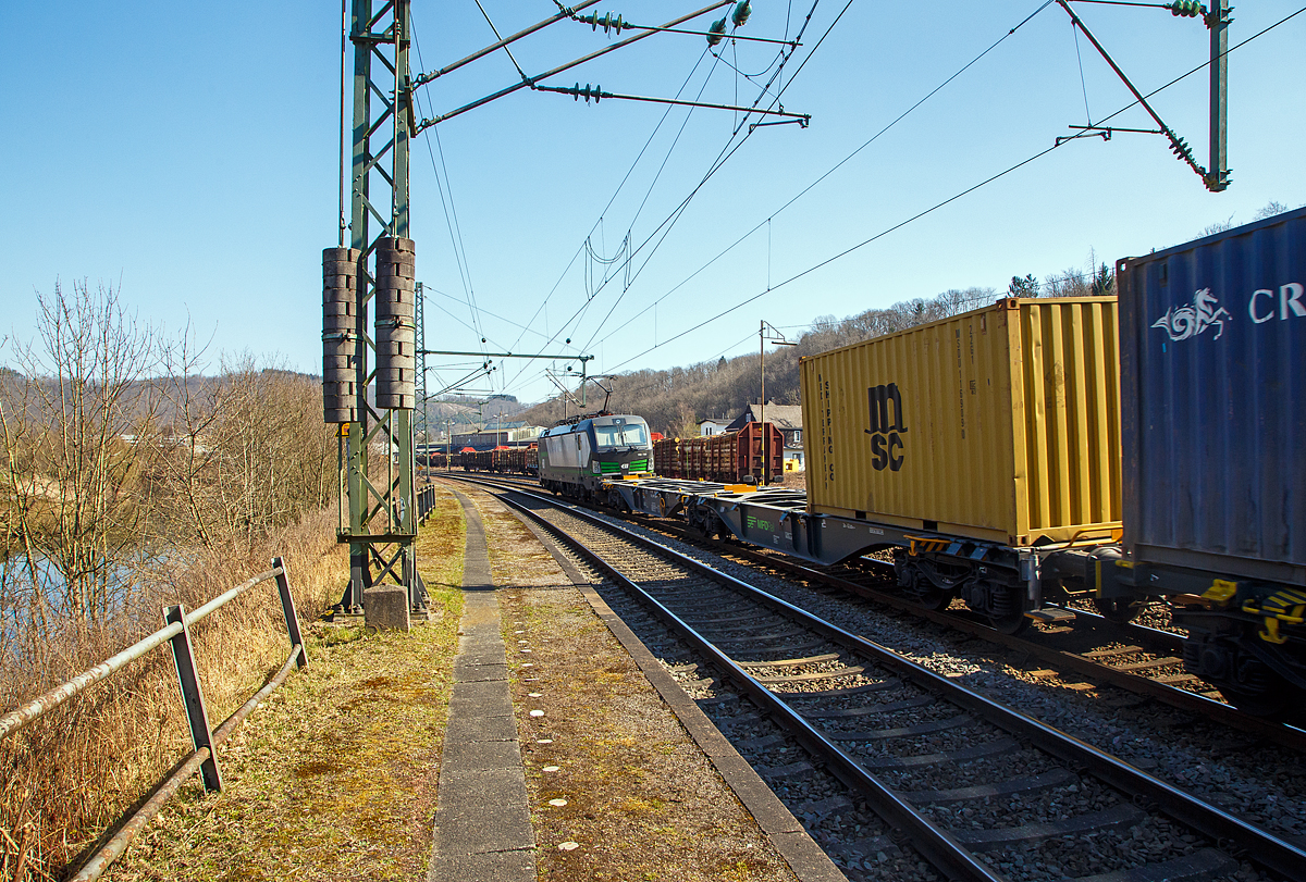 Sechsachsige Gelenk-Drehgestell Containertragwageneinheiten 90´ am 20.03.2022 im Zugverband bei der Zugdurchfahrt in Scheuerfeld (Sieg), hier hinter der Vectron MS 193 739 der Wagen 37 80 4963 234-2 D-MFDR, der Gattung Sggmrss M4 (90´), der MFD Rail GmbH (Schweiz). Übrigens links im Bild kann am die Sieg erkennen, die der Strecke (Siegstrecke) den Namen gibt.

Diese Gelenkwagen mit sechs Radsätzen sind für den Transport von Großcontainern und Wechselbehältern vorgesehen. Auf den Außenlangträger des Wagens befinden sich für jede vorgesehene Ladeposition feste und klappbare Aufsetzzapfen zum Festlegen der Ladungseinheiten in verschiedenen Kombinationen.

TECHNISCHE DATEN:
Spurweite: 1.435 mm
Länge über Puffer: 29.590 mm
Drehzapfenabstand: 2 x 12.025 mm
Achsabstand in den Drehgestellen: 1.800 mm
Drehgestelle: 3 x Y25 Ls-K
Laufraddurchmesser: 920 mm (neu)
Ladelänge: 2 x 13.800 mm
Höhe der Ladeebene über S.O.: 1.155 mm
Eigengewicht: 27.500 kg
Max. Zuladung bei Lastgrenze S: 107,5 t (ab Streckenklasse D)
Max. Zuladung bei Lastgrenze SS: 92,5 t (ab Streckenklasse C)
Max. Geschwindigkeit: 100 km/h (Lastgrenze SS und leer 120 km/h)
Kleinster befahrbarer Gleisbogen: R 75 m (Einzelwagen) / R 150 m (Zugverband)
Bremse: 2 x KE-GP-A (Max. 108 t)
Bremssohle: Jurid 816M 320
Feststellbremse: Ja
Intern. Verwendungsfähigkeit: TEN-GE