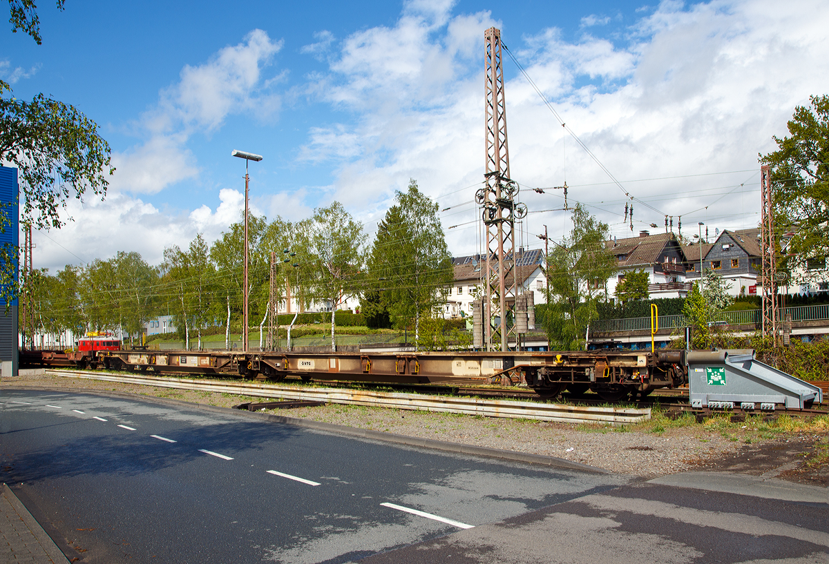 
Sechsachsiger Drehgestell-Gelenk-Taschenwagen (Doppeltaschenwagen Typ T2000 in Gelenkbauart) der Gattung Sdggmrs 25 (31 80 4993 136-9 D-DB) der VTG AG ist am 01.05.2020 in Kreuztal beim Südwestfalen Container-Terminal (SWCT) abgestellt.

Der Wagen wurde 2001 (in Lizenz der Ferriere Cattaneo SA, Schweiz) von der Ganz Vagon Kft. In Budapest (Ungarn) unter der Fabriknummer 97 761 gebaut.

Diese Güterwagen sind zum Transport von kranmanipulierbaren Sattelaufliegern und genormten Wechselbehältern / Containern an allen europäischen Eisenbahnstrecken mit Normalspurweite bestimmt, auch bekannt als intermodaler Verkehr.

Technische Daten:
Spurweite: 1.435 mm
Länge über Puffer: 33.940 mm
Drehzapfenabstand: 2 x 14.200 mm
Radsatzstand in den Drehgestellen: 1.800 mm
Laufraddurchmesser: 920 mm (neu)
Eigengewicht: 35.000 kg
Max. Zuladung: 88 t für Streckenklasse C; 100 t für Streckenklasse D
Max. Geschwindigkeit: 100 km/h (beladen) / 120 km/h (leer)
Kleinster bef. Gleisbogenradius: 150 m (im Zugverband), 75 m (als Einzelwagen)
Ladehöhe über SOK für Container / Wechselbrücken: 1.155 mm
Ladehöhe über SOK für Trailer: 270 mm
Ladelänge: 2 x 15.420 mm
Bauart der Bremse: 2 × KE-GP-A 3x14'' 
Intern. Verwendungsfähigkeit: RIV