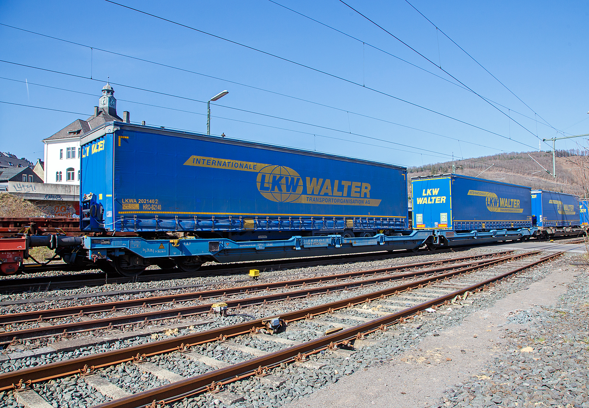 Sechsachsiger Gelenk-Taschenwagen (Doppeltaschenwagen in Gelenkbauart) der VTG Schweiz (ex NACCO), 37 80 4956 424-8 D-VTGCH, der Gattung Sdggmrss am 29.03.2021 im Zugverband bei einer Zugdurchfahrt in Niederschelden.
 
Der Wagen von Tatravagónka a.s. Poprad (Slowakei) unter der Lizenz der Ferriere Cattaneo (Schweiz) gebaut.

Diese Güterwagen sind zum Transport von kranmanipulierbaren Sattelaufliegern und genormten Wechselbehältern / Containern an allen europäischen Eisenbahnstrecken mit Normalspurweite bestimmt.

Technische Daten:
Spurweite: 1.435 mm
Eigengewicht: 35.000 kg
Gewicht des beladenen Wagens: S/SS 135 t / 120 t
Max. Radsatzlast S/SS: 22,5 t / 20 t
Max. Ladegewicht S/SS: 100,0 t / 85,0 t
Max. Geschwindigkeit bei Radsatzlast 20 t/22,5 t: 120/100 km/h
Länge über Puffer: 34.200 mm
Drehzapfenabstand: 2 x 14.200 mm
Radsatzstand in den Drehgestellen: 1.800 mm
Ladelänge: 2 x 16.100mm
Typ der Drehgestelle: 1 x Y25 Lssif(D) und 2 x Y25 Lssi(D) 
Raddurchmesser: 920 mm (neu) / 860 mm (abgenutzt)
Bremse: 2 x DK-GP-A
Bremssohle: Jurid 816M
Feststellbremse: Ja
Intern. Verwendungsfähigkeit: TEN-GE
