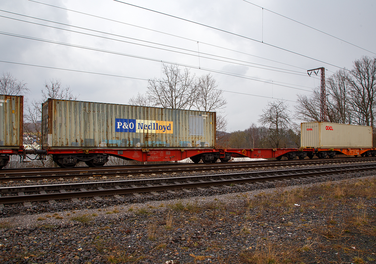Sechsachsiger Gelenkwagen (Containertragwageneinheit 80´), der Gattung Sggrs 742 (31 80 4850 736-8 D-DB) am 18.03.2021 im Zugverband bei der Durchfahrt in Rudersdorf (Kr. Siegen) an der Dillstrecke (KBS 445) in nördlicher Richtung.

Diese Gelenkwagen mit sechs Radsätzen sind für den Transport von Großcontainern und Wechselbehältern vorgesehen.

Auf den Außenlangträger des Wagens befinden sich für jede vorgesehene Ladeposition feste und klappbare Aufsetzzapfen zum Festlegen der Ladungseinheiten (gemäß UIC- Merkblatt 592-1 und 2) in verschiedenen Kombinationen.

Das aus zwei Wagenhälften bestehende Untergestell ist eine verwindungsweiche, geschweißte Rahmenkonstruktion aus Walz- und Blechprofilen, gebildet aus den Kopfstücken, den Hauptquerträgern und den äußeren Langträgern. In der Wagenmitte befindet sich eine Übersteigmöglichkeit.

Die Verbindung der beiden Wagenhälften besteht aus einem Gelenklager und seitlichen Gleitstücken. Der Wagen trägt die Anschrift „Vorsichtig rangieren“.

TECHNISCHE DATEN:
Spurweite: 1.435 mm
Länge über Puffer: 26.390 mm
Drehzapfenabstand: 2 x 10.425 mm
Achsabstand in den Drehgestellen: 1.800 mm
Ladelänge: 2 x 12.220 mm
Höhe der Ladeebene über S.O.: 1.170 mm
Eigengewicht: 26.000 kg
Max. Zuladung bei Lastgrenze S: 109 t (ab Streckenklasse D)
Max. Geschwindigkeit: 100 km/h (leer 120 km/h)
Kleinster befahrbarer Gleisbogen: R 75 m 
Bremse: 2 x KE-GP-A 
Bremssohle: Cosid 810
Feststellbremse: Ja
Verwendungsfähigkeit: TEN GE
