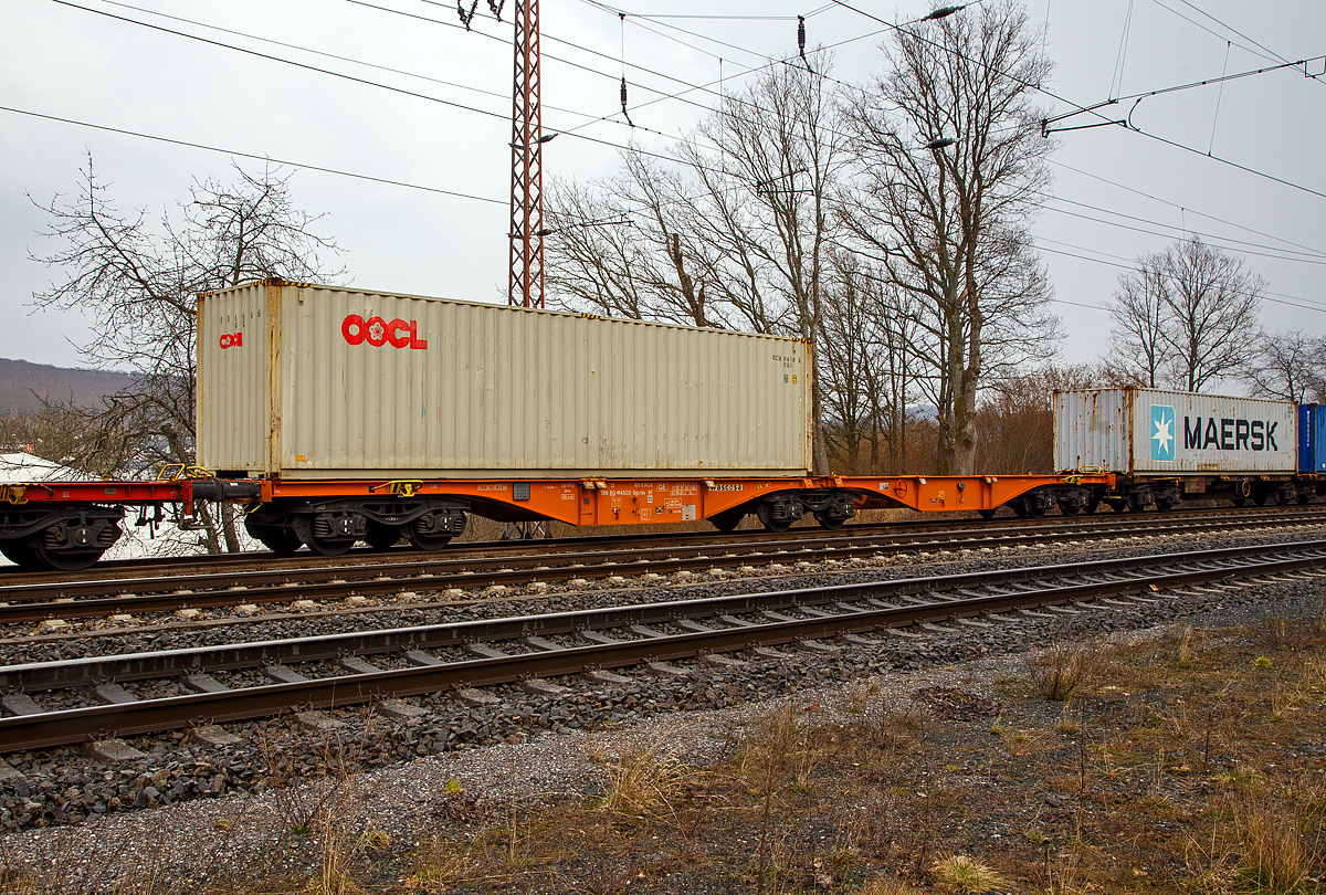 Sechsachsiger Gelenkwagen (Gelenk-Containertragwageneinheit), der Gattung Sggrss 80´ (33 52 4960 042-0 BG-WASCO) der WASCOSA AG (eingestellt in Bulgarien) am 18.03.2021 im Zugverband bei der Durchfahrt in Rudersdorf (Kr. Siegen) an der Dillstrecke (KBS 445) in nördlicher Richtung. 

Diese Gelenkwagen mit sechs Radsätzen sind für den Transport von Großcontainern und Wechselbehältern vorgesehen.

Auf den Außenlangträger des Wagens befinden sich für jede vorgesehene Ladeposition feste und klappbare Aufsetzzapfen zum Festlegen der Ladungseinheiten (gemäß UIC- Merkblatt 592-1 und 2) in verschiedenen Kombinationen.

Das aus zwei Wagenhälften bestehende Untergestell ist eine verwindungsweiche, geschweißte Rahmenkonstruktion aus Walz- und Blechprofilen, gebildet aus den Kopfstücken, den Hauptquerträgern und den äußeren Langträgern. In der Wagenmitte befindet sich eine Übersteigmöglichkeit. Die Bereiche über den Drehgestellen sind durch Bleche versteift, die außerdem als Funkenschutzbleche dienen.

Die Verbindung der beiden Wagenhälften besteht aus einem Gelenklager und seitlichen Gleitstücken. Der Wagen trägt die Anschrift „Vorsichtig rangieren“.

TECHNISCHE DATEN:
Spurweite: 1.435 mm
Länge über Puffer: 26.390 mm
Drehzapfenabstand: 2 x 10.350 mm
Achsabstand in den Drehgestellen: 1.800 mm
Ladelänge: 2 x 12.220 mm
Höhe der Ladeebene über S.O.: 1.155 mm
Eigengewicht: 26.500 kg
Max. Zuladung bei Lastgrenze S: 108,5 t (ab Streckenklasse D)
Max. Zuladung bei Lastgrenze SS: 93,5 t (ab Streckenklasse C)
Max. Geschwindigkeit: 100 km/h (Lastgrenze SS und leer 120 km/h)
Kleinster befahrbarer Gleisbogen: R 75 m 
Bremse: 2 x MH-GP-A 
Bremssohle: Jurid 816M
Feststellbremse: Ja (auf ein Drehgestell)
Verwendungsfähigkeit: TEN GE