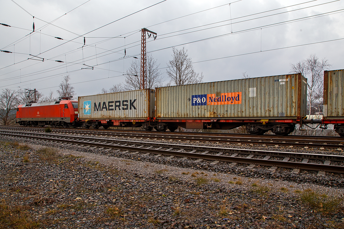 Sechsachsiger Gelenkwagen (Gelenk-Containertragwageneinheit), der Gattung Sggrss 734 (31 80 4960 009-7 D-DB) der DB Cargo AG am 18.03.2021 im Zugverband bei der Durchfahrt in Rudersdorf (Kr. Siegen) an der Dillstrecke (KBS 445) in nördlicher Richtung. Davor als Zuglok die DB 152 094-9.

Diese Gelenkwagen mit sechs Radsätzen sind für den Transport von Großcontainern und Wechselbehältern vorgesehen.

Auf den Außenlangträger des Wagens befinden sich für jede vorgesehene Ladeposition feste und klappbare Aufsetzzapfen zum Festlegen der Ladungseinheiten (gemäß UIC- Merkblatt 592-1 und 2) in verschiedenen Kombinationen.

Das aus zwei Wagenhälften bestehende Untergestell ist eine verwindungsweiche, geschweißte Rahmenkonstruktion aus Walz- und Blechprofilen, gebildet aus den Kopfstücken, den Hauptquerträgern und den äußeren Langträgern. In der Wagenmitte befindet sich eine Übersteigmöglichkeit. Die Bereiche über den Drehgestellen sind durch Bleche versteift, die außerdem als Funkenschutzbleche dienen.

Die Verbindung der beiden Wagenhälften besteht aus einem Gelenklager und seitlichen Gleitstücken. Der Wagen trägt die Anschrift „Vorsichtig rangieren“.

TECHNISCHE DATEN:
Spurweite: 1.435 mm
Länge über Puffer: 26.400 mm
Drehzapfenabstand: 2 x 10.350 mm
Achsabstand in den Drehgestellen: 1.800 mm
Ladelänge: 2 x 12.220 mm
Höhe der Ladeebene über S.O.: 1.170 mm
Eigengewicht: 26.000 kg
Max. Zuladung bei Lastgrenze S: 109 t (ab Streckenklasse D)
Max. Zuladung bei Lastgrenze SS: 94 t (ab Streckenklasse C)
Max. Geschwindigkeit: 100 km/h (Lastgrenze SS und leer 120 km/h)
Kleinster befahrbarer Gleisbogen: R 75 m 
Bremse: 2 x DK-GP-A 
Bremssohle: Cosid 810
Feststellbremse: Ja (auf ein Drehgestell)
Verwendungsfähigkeit: RIV