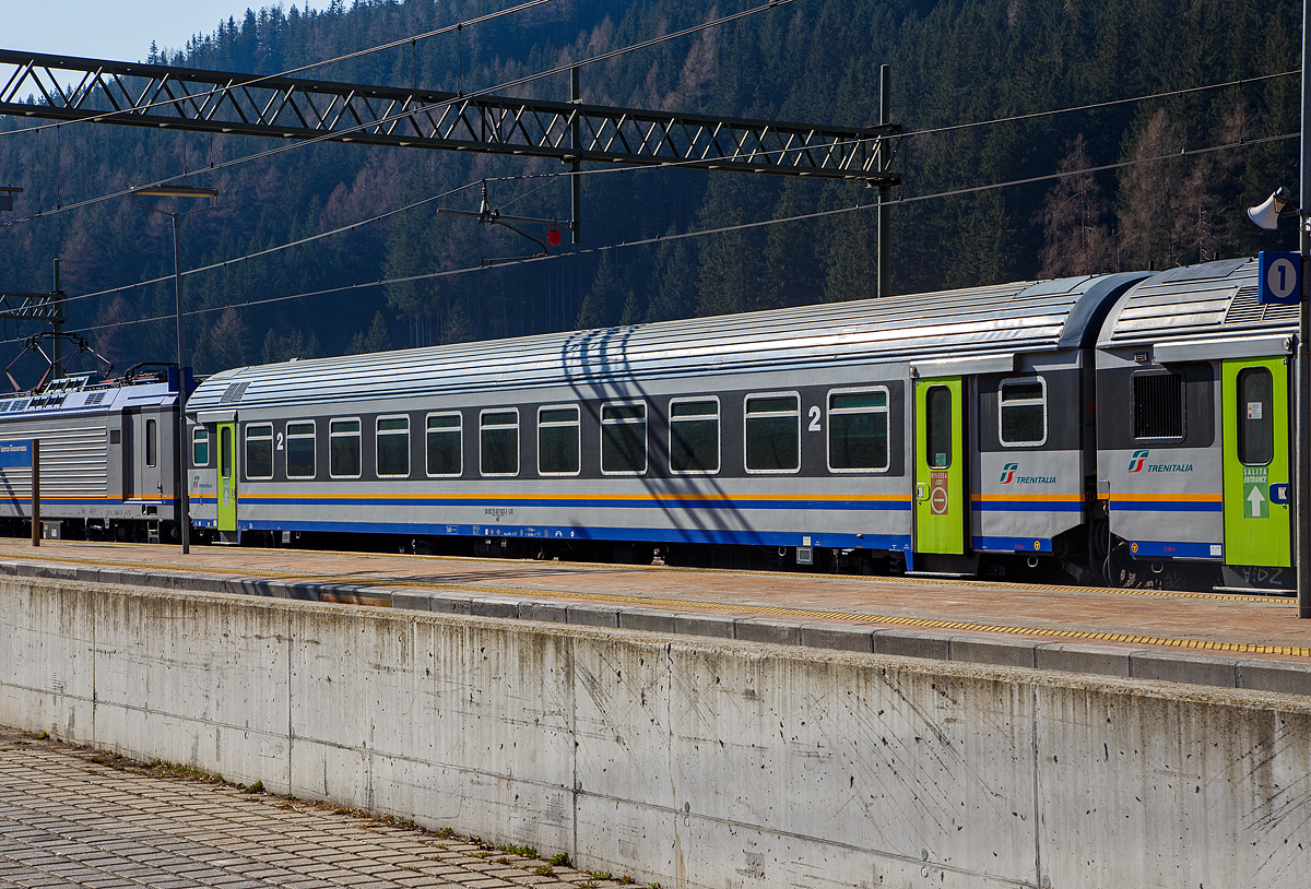 Sehr sauber....
Der 2. Klasse MDVE- Reisezugwagen in DTR-Lackierung (Carrozze FS tipo MDVE in livrea DTR), 50 83 21-87 432-5 I-TI der Trenitalia, der Gattung nB am 27.03.2022 beim Halt im Bahnhof Gossensaß/Colle Isarco (Südtirol). Bei den Wagen handelt es sich um in in den 80er-Jahren in Italien hergestellte Eisenbahnwaggons die speziell für den Einsatz für mittlere Entfernungen wie z.B. RE (Regionalexpress Züge).

TECHNISCHE DATEN: 
Spurweite: 1.435 mm
Länge über Puffer:  26.400 mm
Breite: 2.825 mm
Höhe: 3.965 mm
Drehzapfenabstand: 19.000 mm
Achsstand im Drehgestell:  2.400 mm
Fußbodenhöhe: 1.100 mm
Sitzplätze:  86 (2. Klasse) 
Eigengewicht: 39 t
Höchstgeschwindigkeit:  160 km/h
Bremsbauart:  Freno WU-R

Durch Corona bedingt hat man in Italien auch geschickt (so finde ich) die Zu- und Ausstiege gelöst. Sie ist hier im Bild, die rechte Tür für die aussteigenden Reisenden und die linke Tür für den Ausstieg. Auch in den Wagen wird sehr deutlich angezeigt in welche Richtung man zum Ausstieg gehen soll.
