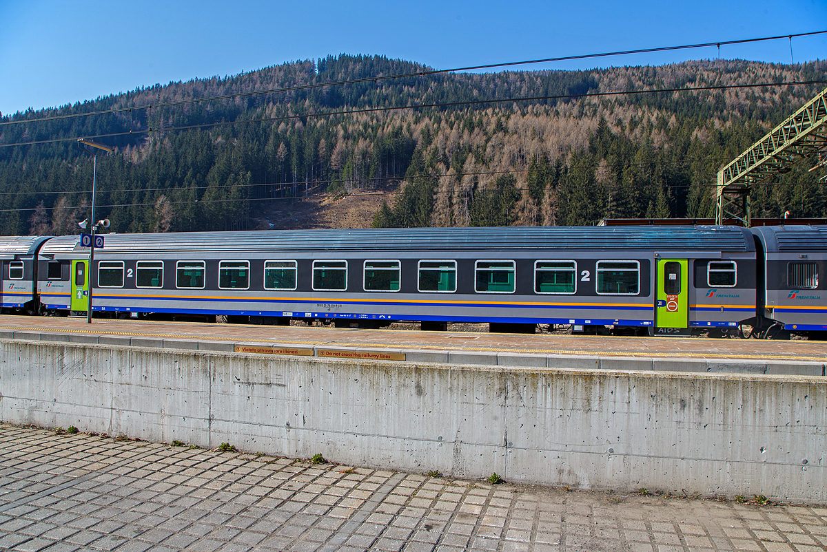Sehr sauber....
Der 2. Klasse MDVE- Reisezugwagen in DTR-Lackierung (Carrozze FS tipo MDVE in livrea DTR), 50 83 21-78 510-9 I-TI der Trenitalia, der Gattung nB am 27.03.2022 beim Halt im Bahnhof Gossensaß/Colle Isarco (Südtirol). Bei den Wagen handelt es sich um in in den 80er-Jahren in Italien hergestellte Eisenbahnwaggons die speziell für den Einsatz für mittlere Entfernungen wie z.B. RE (Regionalexpress Züge).

TECHNISCHE DATEN: 
Spurweite: 1.435 mm
Länge über Puffer:  26.400 mm
Breite: 2.825 mm
Höhe: 3.965 mm
Drehzapfenabstand: 19.000 mm
Achsstand im Drehgestell:  2.400 mm
Fußbodenhöhe: 1.100 mm
Sitzplätze:  86 (2. Klasse) 
Eigengewicht: 39 t
Höchstgeschwindigkeit:  160 km/h
Bremsbauart:  Freno WU-R

Durch Corona bedingt hat man in Italien auch geschickt (so finde ich) die Zu- und Ausstiege gelöst. Sie ist hier im Bild, die rechte Tür für die aussteigenden Reisenden und die linke Tür für den Ausstieg. Auch in den Wagen wird sehr deutlich angezeigt in welche Richtung man zum Ausstieg gehen soll.
