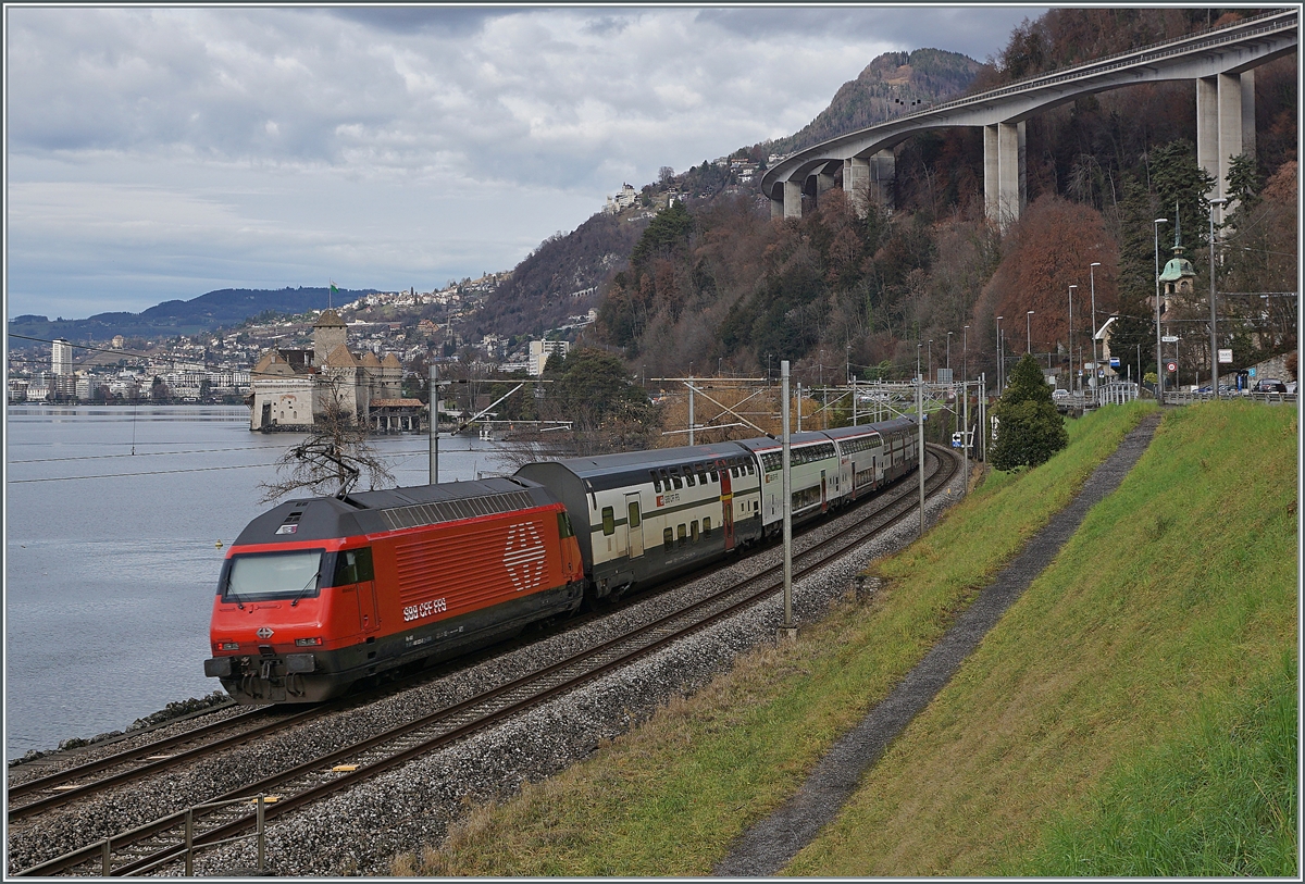 Seit dem Fahrplanwechsel werden vermehrt IR90 mit Doppelstockwagen geführt, das hat zumindest für Fotografen den Vorteil, dass nun die Lok wieder Seite Birg eingereiht und somit besser im Licht ist, sodann es sonnig wäre...

Bei Villenneuve, den 4. Jan. 2022