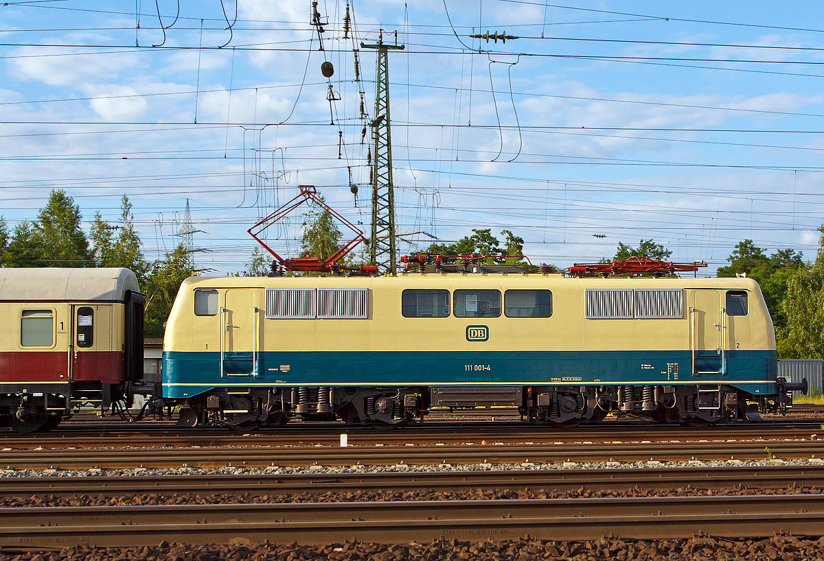 
Seitenansicht von der ersten 111er und das wieder im Farbschema ihrer Auslieferung ozeanblau/beige.....
Die 111 001-4 (91 80 6111 001-4 D-DB) vom DB Museum Koblenz am 14.06.2014 mit einem Sonderzug in Koblenz-Lützel.

Die Lok wurde 1974 von Krauss-Maffei AG in München unter der Fabriknummer 19738 gebaut, die Abnahme durch die DB erfolgte aber erst am 17.05.1975. Diese 111er hat Scherenstromabnehmer der Bauart DBS 54.

Eine andere Version als das BB-Bild (mit kleinerer Radius beim Nachschärfen).