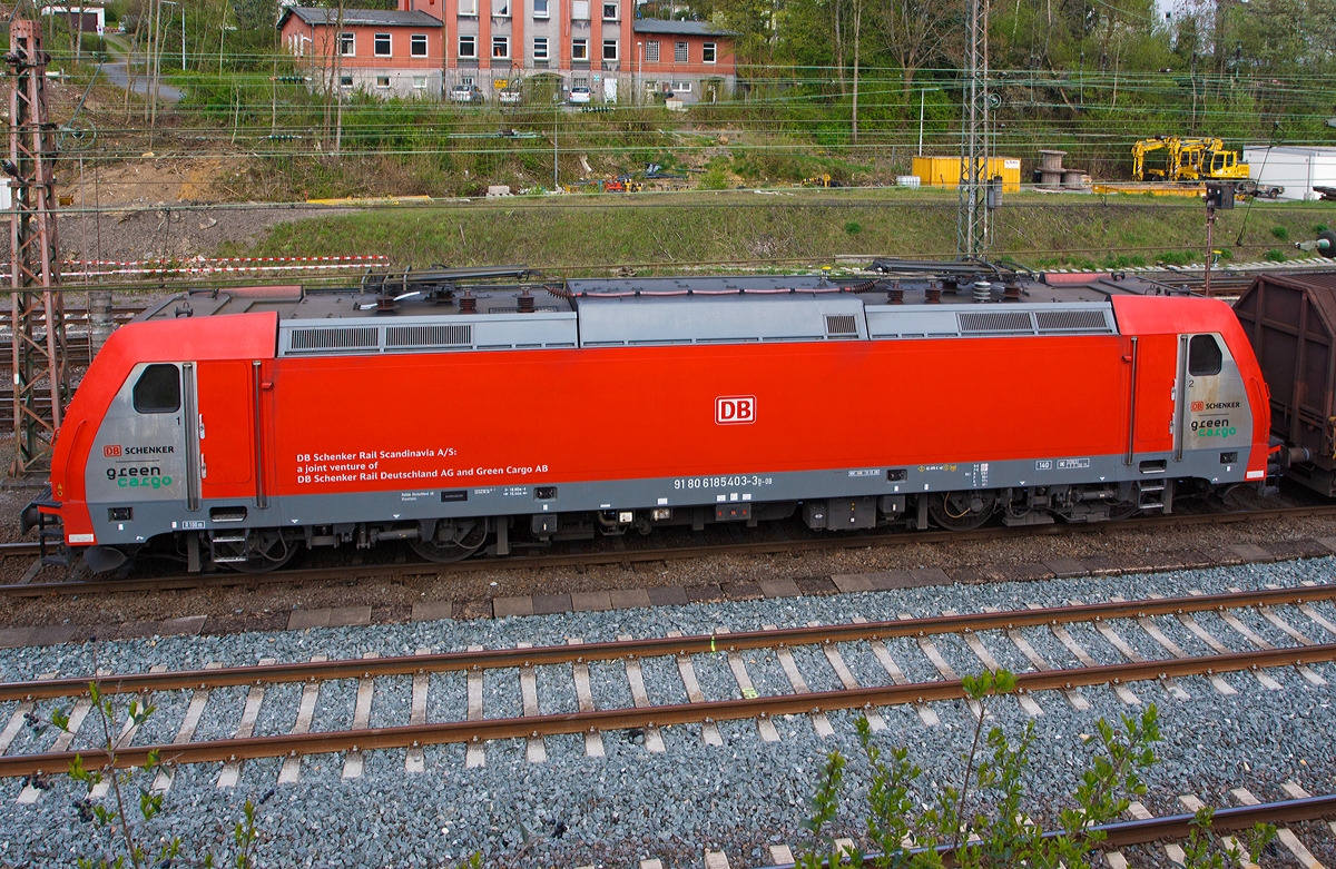 Seitenansicht.....
Die 185 403-3 der DB Schenker Rail Scandinavia A/S - Dännemark (Ein Joint-Venture von DB Schenker Rail Deutschland AG und Green Cargo AB) ist am 19.04.2014 mit einem Güterzug in Kreuztal abgestellt. 

Die TRAXX F140 AC2 wurde 2009 bei Bombardier in Kassel unter der Fabriknummer 34664 gebaut, sie hat die Zulassungen für D/DK/S. Sie trägt die NVR-Nummer 91 80 6185 403-3 D-DB und hat die EBA-Nummer EBA 07G10KB 030.