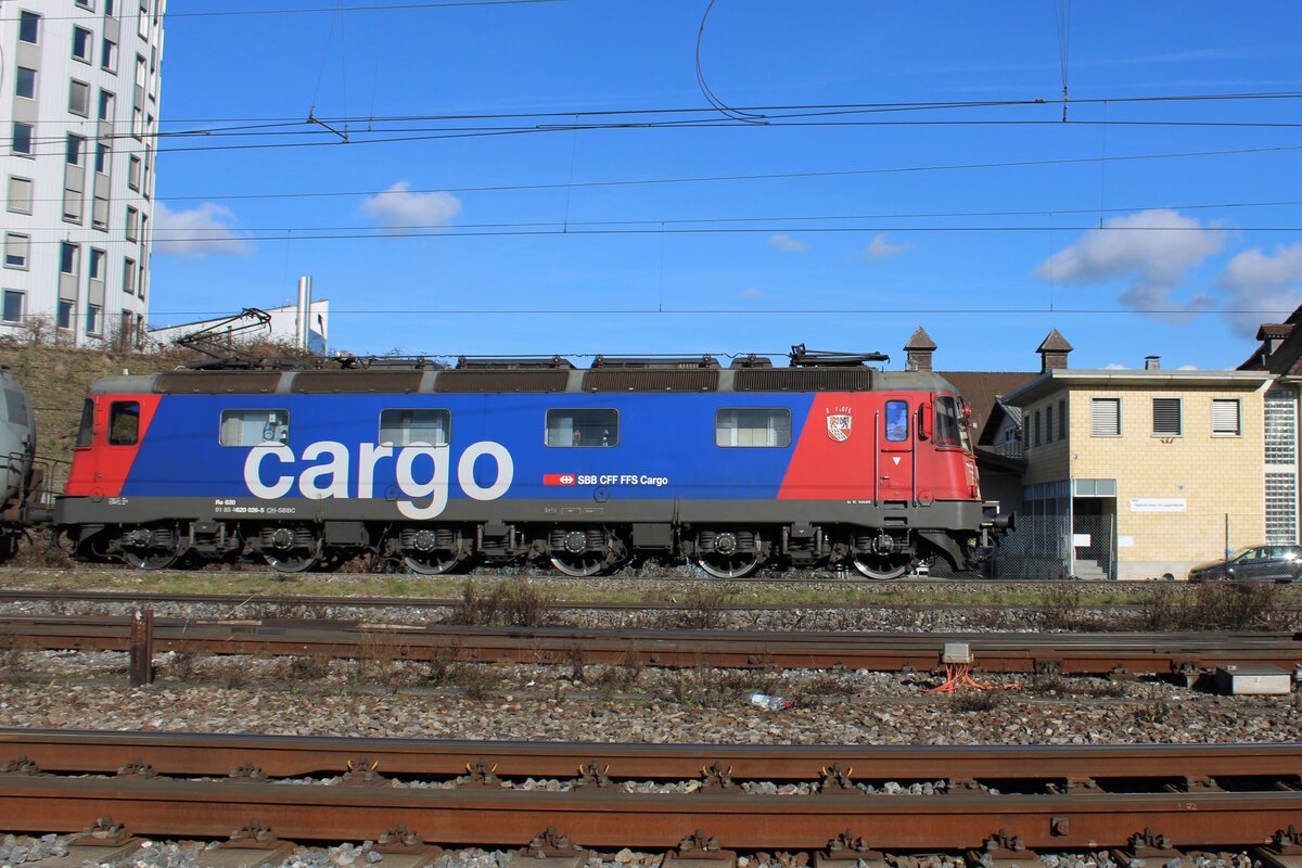 Seitenblick auf 620 026 bein durchfahren von Pratteln, 13 Februar 2024.