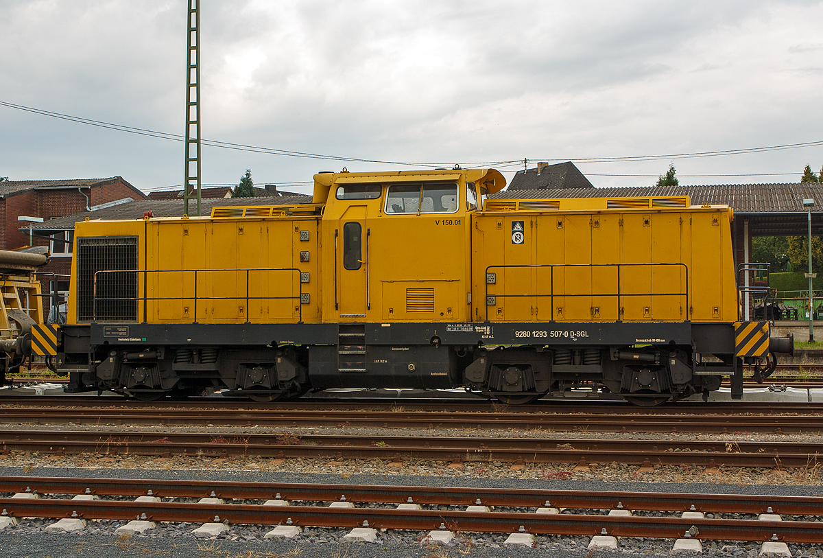 Seitenportrait der.....
V 150.03, ex DR 110 961-0, ex DB 710 961-4, der SGL Schienen-Güter-Logistik GmbH ist am 02.08.2014 mit einem Bauzug (Materialförder- und Siloeinheiten) beim Bahnhof Siershahn (Westerwald) abgestellt.

Die V 100.5  wurde 1983 von LEW  (VEB Lokomotivbau Elektrotechnische Werke „Hans Beimler“ Hennigsdorf)  unter der Fabriknummer 17310 gebaut und als DR 110 961-0 in Dienst gestellt, 1992 Umzeichnung in DR 710 961-4 und zum 01.01.1994 in DB 710 961-4. Die Ausmusterung bei der DB erfolgte 1996 und sie ging zur DGT (Deutsche Gleis- und Tiefbau GmbH, Berlin) als 710 963-4 wo sie bis 1999 im Einsatz war. 

Im Jahr 1999 erfolgte dann der Umbau bei Regental Fahrzeugwerkstätten GmbH gemäß Umbaukonzept BR 293 der ABB Daimler Benz Transportation GmbH. Im Jahr 2000 kam sie dann zur GSG Knape Gleissanierung GmbH, Kirchheim (Muttergesellschaft der SGL) als V 150.01 und 2008 zur  SGL Schienen Güter Logistik GmbH, Dachau als V 150.01 und so hat sie nun die NVR-Nummer 92 80 1293 507-0 D-SGL.

Die Baureihe 293:
ABB Daimler Benz Transportation (ADtranz) hat zwischen 1995 und 2002 insgesamt 59 ehem. DR V 100 Loks umfassend modernisiert. Sie erhielten die neue Baureihenbezeichnung BR 293. Die Modernisierung umfaßt u.a. die Aufarbeitung von Lokrahmen, Vorbauten, Führerhaus und Strömungsgetriebe. Der alte KVD Motor (Hersteller: VEB Kühlautomat Berlin-Johannistal) wird gegen einen Caterpillar oder MTU Motor getauscht, die Druckluftanlage wird erneuert, ebenso die elektrische Steuerung. Neu ist eine hydraulisch angetriebene Kühlanlage. 

Technische Daten:
Achsanordnung: B'B'
Spurweite: 1.435 mm
Länge über Puffer: 14.240 mm
Breite: 3.140 mm
Drehzapfenabstand: 7.000 mm
Gesamtachsstand: 9.300 mm
Höchstgeschwindigkeit: 100 km/h
Motor: 12-Zylinder-4-takt-Dieselmotor mit Turbolader und Ladeluftkühlung vom Typ CAT 3512 DI-TA
Motoren Hersteller: Zeppelin Baumaschinen GmbH Achim (b.Bremen)
Hubraum 51,8 Liter ( 170 mm Bohrung / 190 mm Hub)
Gewicht des Motors: 6.537 kg
Leistung:  1050 kW / 1428 PS bei 1800 U/min