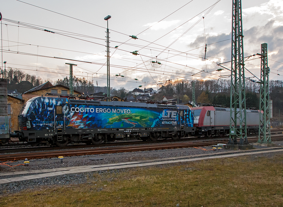 Seitenportrait der Vectron MS 193 697-0
Die an die LTE Logistik- und Transport GmbH vermietete 185 592-3 (91 80 6185 592-3 D-BRLL) der Beacon Rail Leasing Ltd. (London) fährt am 20.03.2022, mit der kalten LTE 193 697-0 (91 80 6193 697-0 D-LTE) und einem KLV-Zug, durch Betzdorf (Sieg) in Richtung Köln.

Die Vectron MS 193 697-0 wurde 2020 von Siemens Mobilitiy in München-Allach unter der Fabriknummer 22764 gebaut. Sie ist in der Variante A35 und hat die Zulassungen für D/A/I/H/CZ/PL/SK/HR/SLO/SRB/BG/RO.