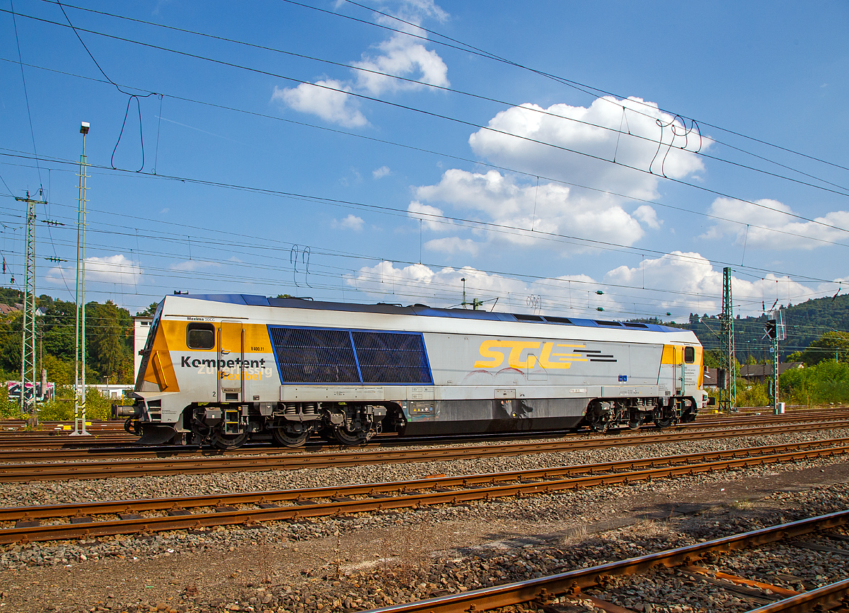 
Seitenportrait der Voith Maxima 30 CC, Fabriknummer L06-30002... 
Die V 400.11 (92 80 1263 002-8 D-SGL), eine Voith Maxima 30CC, der SGL Schienen-Güter-Logistik GmbH, fährt am 10.09.2012 als Lz (solo) durch Betzdorf/Sieg in Richtung Köln.