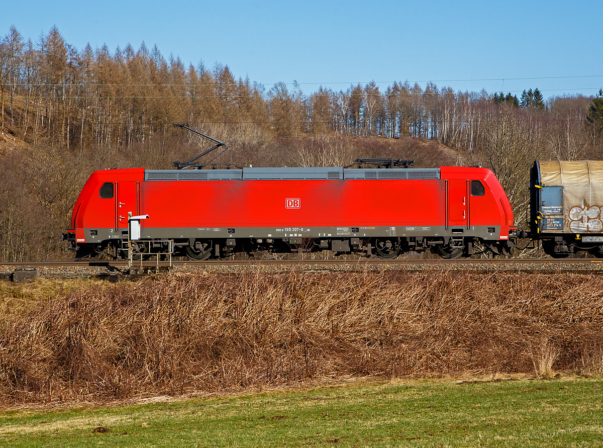 Seitenportrait...
Die 185 207-8 (91 80 6185 207-8 D-DB) der DB Cargo AG fährt am 02.03.2022 mit einem Coilzug bei Rudersdorf (Kr. Siegen) über die Dillstrecke (KBS 445) in nördlicher Richtung.

Die TRAXX F140 AC2 wurde 2005 von Bombardier in Kassel unter der Fabriknummer 33719 gebaut.
