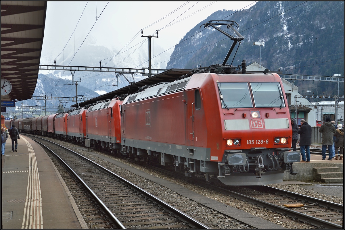 Show off der DB in Erstfeld. Vier 185 brachten diesen G�terzug �ber den Gotthard. Ab hier geht es mit nur einer 185 weiter. M�rz 2105.