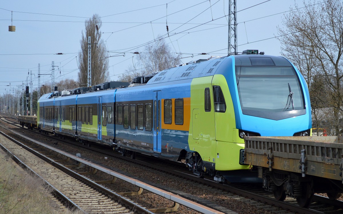 Sicherlich farblich eine der farbigsten Varianten in Deutschland, die Betriebsfarben der Westfalenbahn GmbH Triebzüge, hier nun also eine weitere Überführung eines vierteiligen FLIRT ab Stadler-Werk Berlin-Pankow, der Triebzug 94 80 1428 603-3 D-WFB ...., am 07.04.15 Berlin-Karow