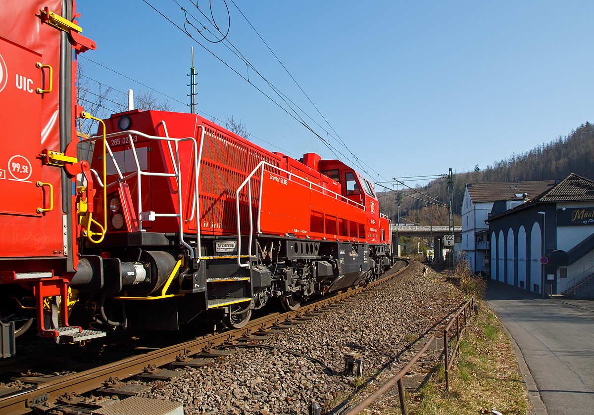 Sie hatte mich ganz überrascht, denn eigentlich war ich noch mit dem entgegenkommenden Güterzug beschäftigt ....
Die 265 027-3 (92 80 1265 027-5 D-DB), eine Voith Gravita 15L BB der DB Cargo AG, fährt am 23.03.2022 mit einem Coilwagen durch Betzdorf (Sieg) in Richtung Siegen bzw. Kreuztal. 

Die Lok wurde 2013 von Voith in Kiel unter der Fabriknummer L04-18028 gebaut und an die DB Schenker geliefert.