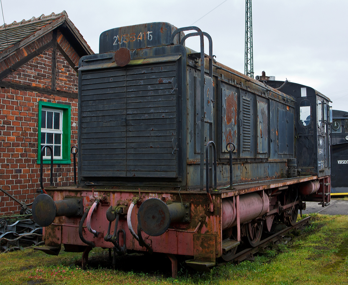 
Sie könnte eine Auffrischung vertragen....

Die ex DB 236 411-5, ex DB V 36 411, abgestellt am 28.04.2013 im Eisenbahnmuseum Darmstadt-Kranichstein. 

Die V 36.4  wurde 1950 bei MaK in Kiel unter der Fabriknummer 360020 gebaut und als V46 411 an die DB geliefert, 1968 Umzeichnung in DB 236 411-5, die Ausmusterung  erfolgte 1979. Zum Museum kam sie dann 1982.

Als modifizierten Nachbau der Wehrmachtsdiesellokomotive WR 360 C 14 (V 36) lieferte die Maschinenbau AG Kiel, in Kiel-Friedrichsort (MaK) im Jahre 1950 die Diesellokomotiven V 36 401 bis V 36 418 an die Deutsche Bundesbahn. Gegenüber ihren Vorgängerinnen aus der Vorkriegszeit verfügten sie über ein verbessertes Strömungsgetriebe (Typ L 37) sowie über größere Kraftstoff- und Luftvorratsbehälter. Letztere erforderten eine Verlängerung des Achsstandes um 450 mm auf 4.400 mm und eine etwas größere Länge über Puffer (40mm) von 9.240 mm. 

In diesen Lokomotiven befinden sich jeweils ein 6 Zylinder-
Dieselmotor vom Typ RHS 335 mit einer Leistung von 360 PS
bei einer Drehzahl von 600 U/min. Er wurde von den Motorenwerken Mannheim (MWM) hergestellt.
Das Flüssigkeitsgetriebe vom Typ L37 mit einem Drehmomentwandler und zwei Kupplungen stammt von der
Firma Voith in Heidenheim.

Die Kraftübertragung vom Dieselmotor zu den Rädern erfolgte über ein hydraulische Getriebe, eine Blindwelle und Treibstangen. 


Technische Daten:
Spurweite: 1.435 mm
Achsfolge / Bauart : C - dh
Treibraddurchmesser : 1.100 mm
Länge über Puffer : 9.240 mm
Achsabstände:  1.350 mm / 3.050mm
Gesamtachsstand : 4.400 mm
Höchstgeschwindigkeit: 55 km/h (Streckengang). 27,5 km/h (Rangiergang)
Dienstgewicht : 42 t
Dieselmotorleistung: 360 PS (265 kW)
Motor:  6-Zylinder-Diesel -Reihenmotor mit 98 l Hubraum
Motorgewicht: 6,45 t
Kraftstoffvorrat : 700 Liter
Kraftübertragung : hydraulisch
Hersteller der Lokomotiven : MAK , Kiel
Hersteller der Motoren : Motorenwerke Mannheim (Typ RHS 335)
Hersteller der Getriebe : Voith / Heidenheim  (Typ L37)
Baujahr : 1950