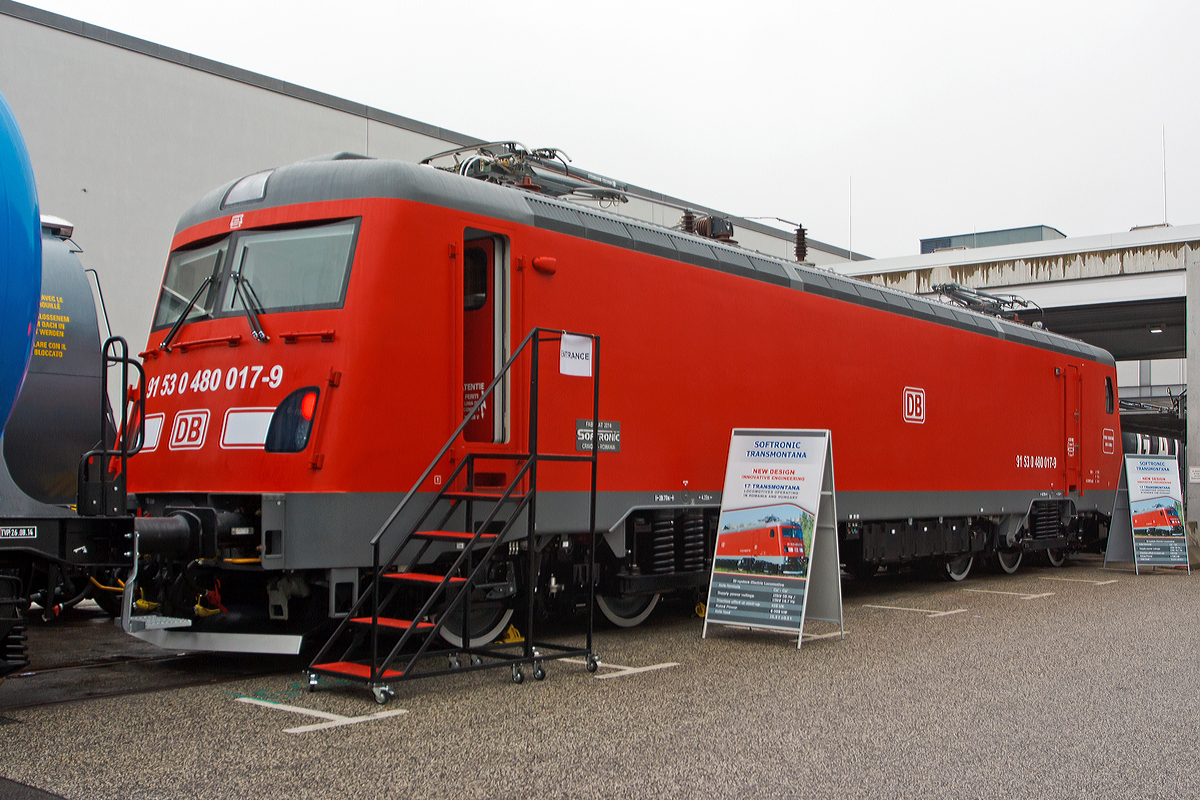 
Sie ist nicht unbedingt eine Sch�nheit....
Die Softronic Zweisystem Elektrolokomotive Trans Montana (91 53 0480 017-9)  der DB Schenker Rail Romania S.R.L., pr�sentiert auf der InnoTrans 2014 in Berlin (hier am 26.09.2014), im neuen Design. Die Transmontana wurde 2014 von Softronic in Craiova (Rum�nien) gebaut.

Rum�nische Lokomotivhersteller Softronic kam nach Berlin mit einer gro�en roten Maschine. Es ist Lokomotive Nr.17 von ihrer Transmontana Serie (rum�nische BR 48). Diese ist eine asynchrone Elektrolokomotive mit sechs Achsen, 6 MW Nennleistung und 435 kN Anfahrzugkraft. Neben dem Drachen (Dragon) von Newag die einzige Co'Co'-Lok die zur z.Z in Europa gebaut wird.

Die in Berlin vorgestellt Maschine sieht ganz anders als die bisherigen 16 Loks. Die Softronic 91 53 0480 017-9 ist die erste mit neue Crash-Absorptionselementen, nach den europ�ischen TSI-Richtlinien. Sie sind hinter den Puffern der Lok montiert, und die Lok wurde um  450 mm verl�ngert. 

Jede einzelne Achse der neuen Transmontana hat einen eigenen unabh�ngigen Antriebsmotor. Bei Bedarf kann sie mit nur einem Motor noch fahren.

Technische Daten:
Spurweite: 1.435 mm
Achsformel: Co'Co'
L�nge �ber Puffer: 20.700 mm
Breite: 3.000 mm
Drehzapfenabstand: 10.300
�u�erer Achsabstand im Drehgestell: 4.350 mm
Treibraddurchmesser: 1.250 mm (neu) 1.210 mm (abgenutzt)
Dienstgewicht: 120,0 t
Radsatzfahrmasse: 21,5  t
Dauerleistung: 6.000 kW 
Stundenleistung: 6.600 kW
Anfahrzugkraft: 435 kN
H�chstgeschwindigkeit: 160 km/h
Stromsysteme: 25kV 50 Hz / 15kV 16,7 Hz AC
Kleinster befahrbarer Gleisbogen: 90 m